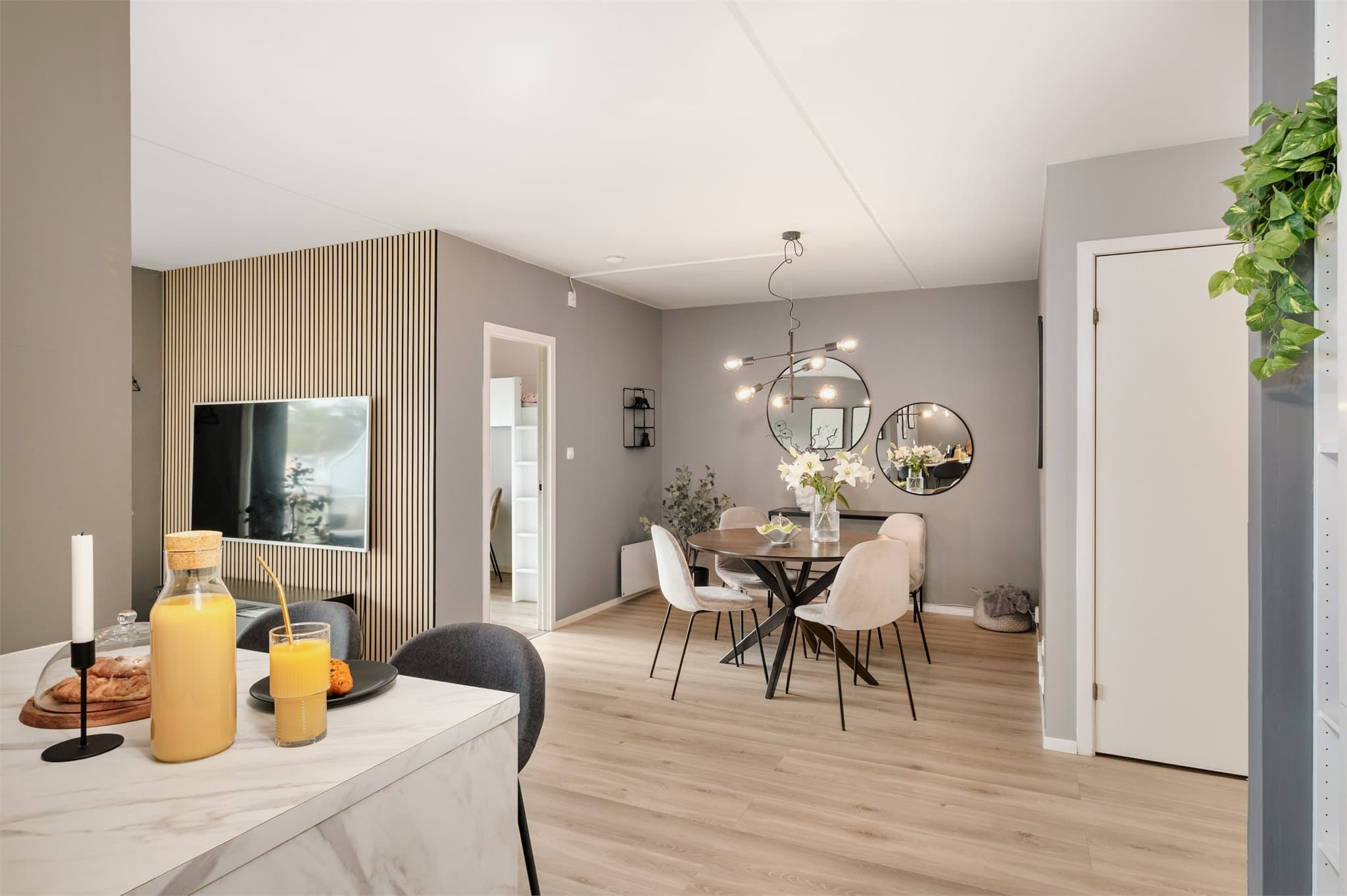 Leiligheten er opprinnelig en 3-roms hvor soverommet i stue tidligere var en del av stuen. Ny spilevegg i 2024.