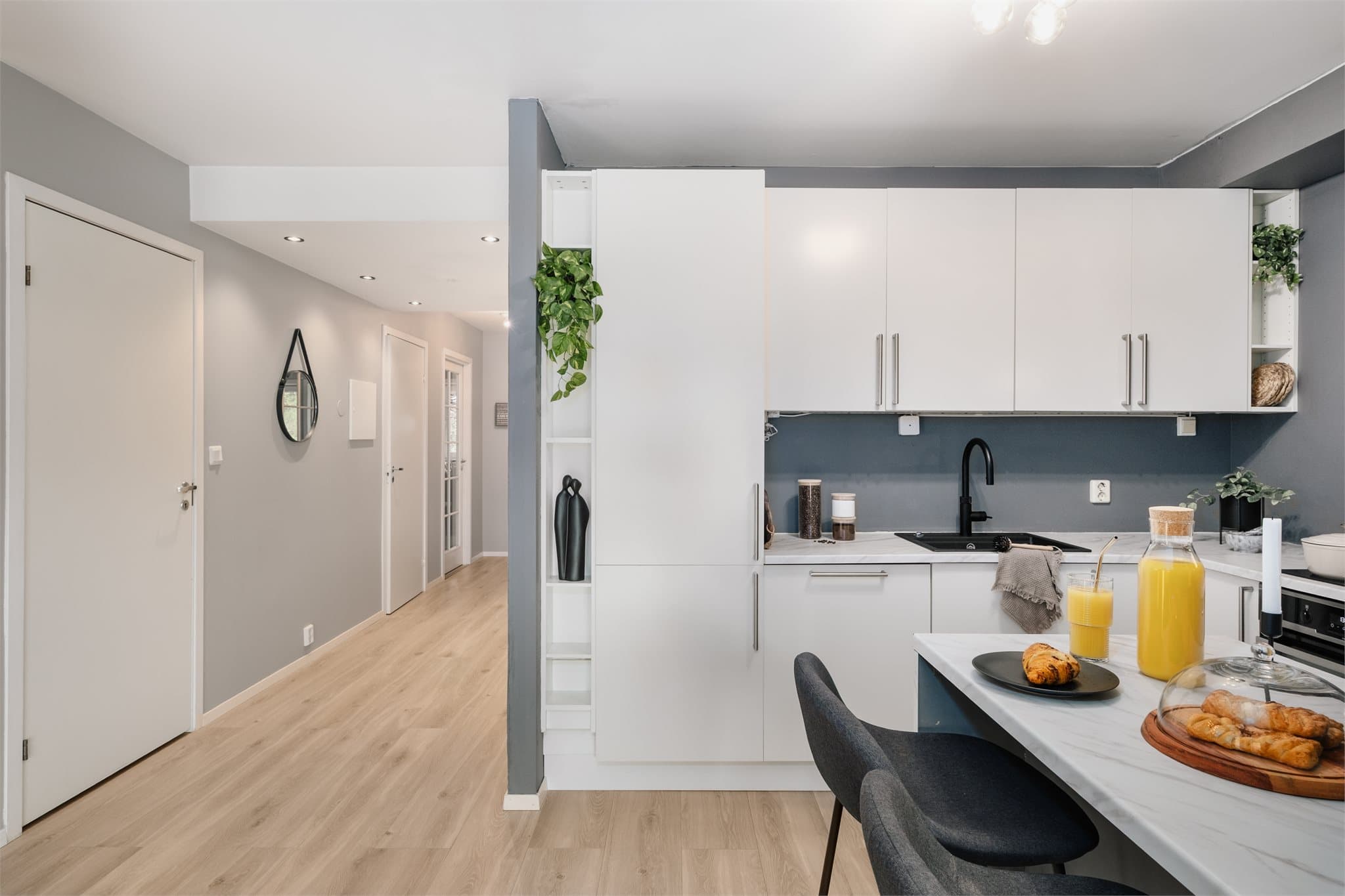 Laminat benkeplate, kvartskompositt vaskekum og ventilator.