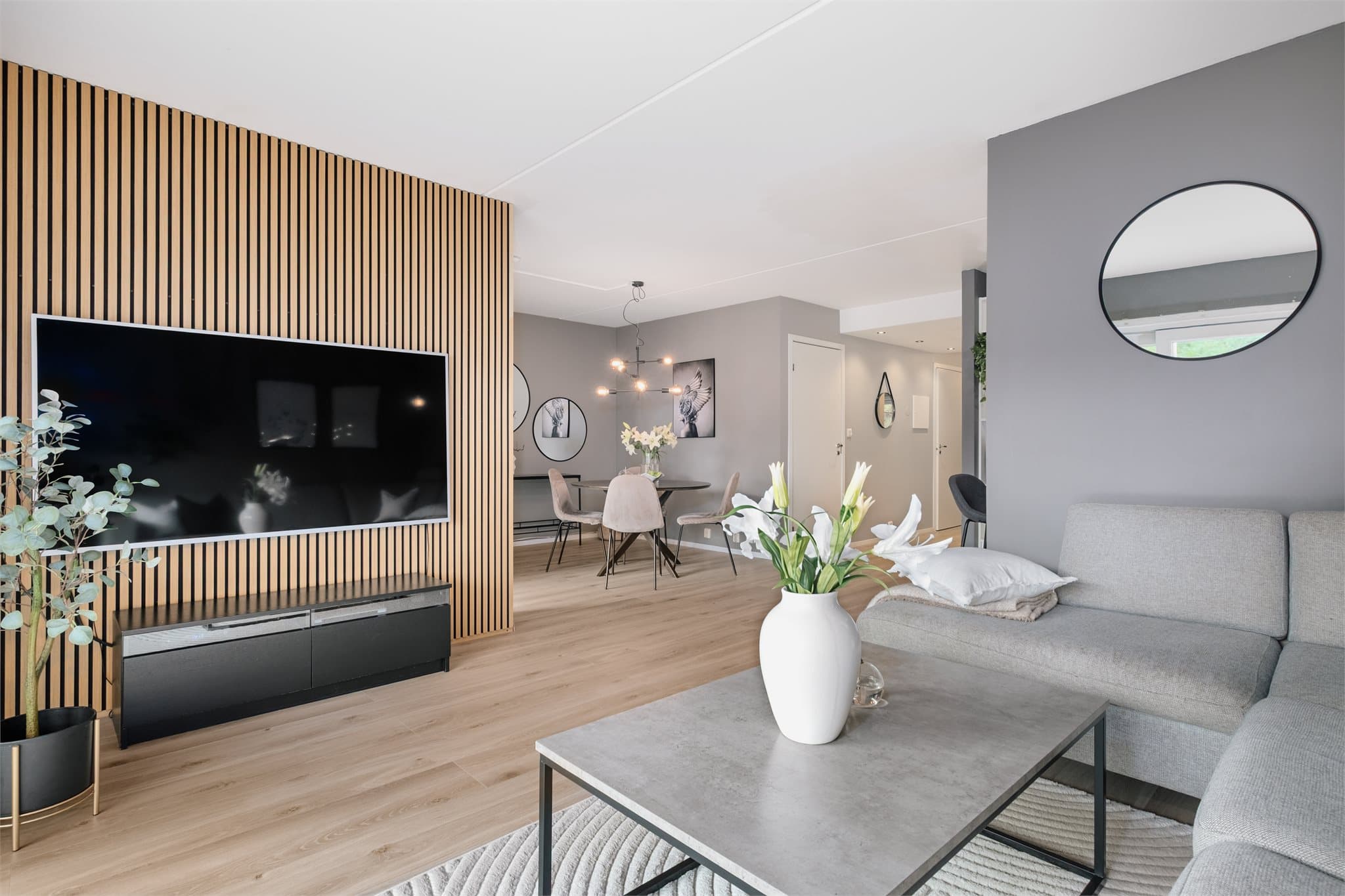 Leiligheten ligger i en høy 1.etasje med trappefri adkomst. Det er også heis i bygget.