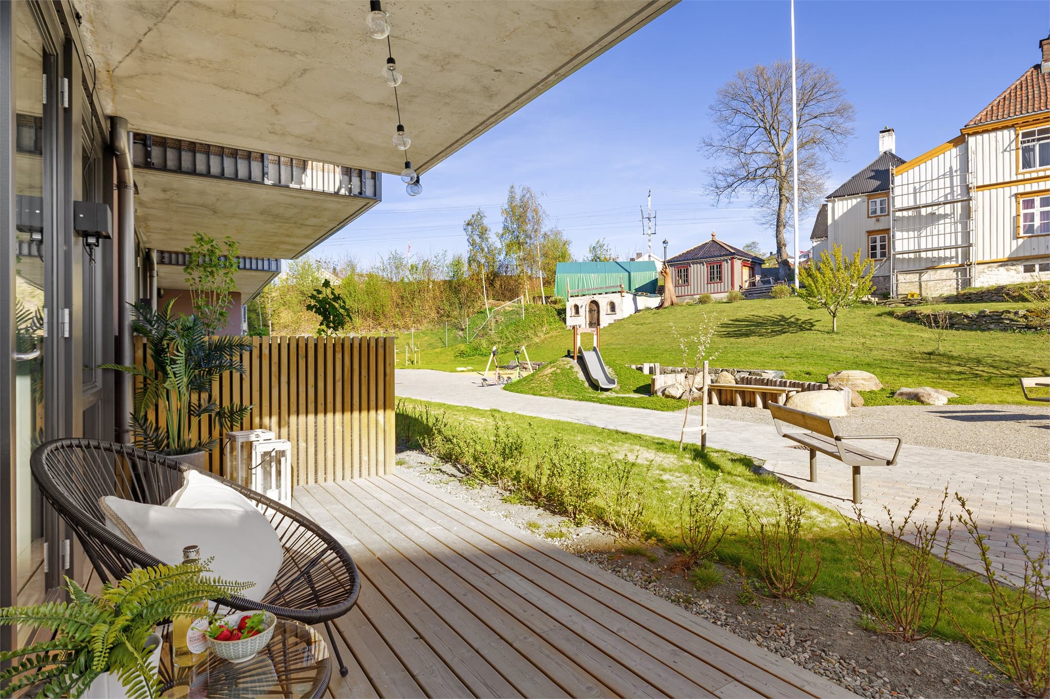 De flotte fellesområdene byr på grønne plenarealer, lekeplass og sittegrupper.