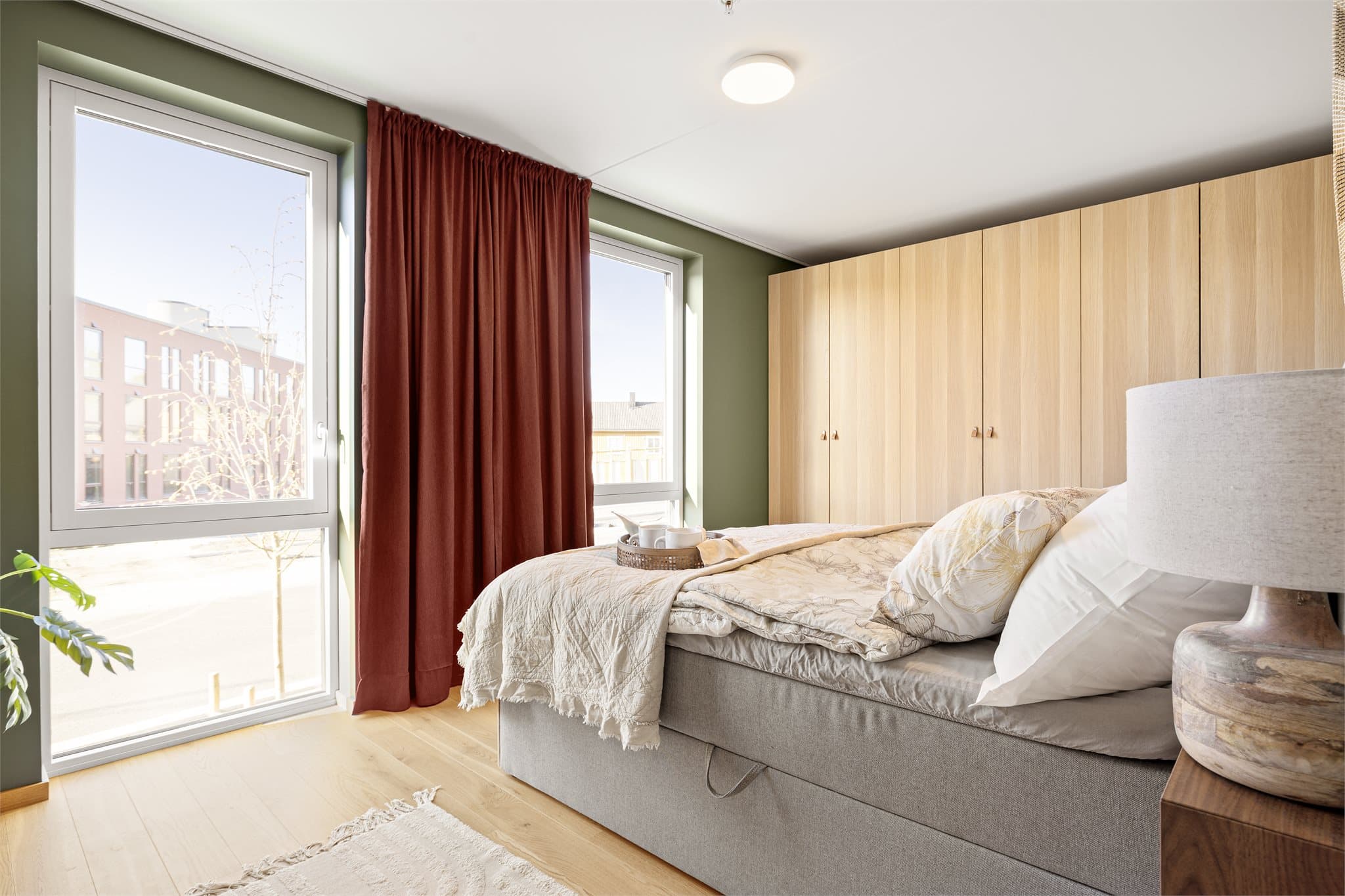 De store vindusflatene sørger for rikelig med naturlig lysinnslipp.