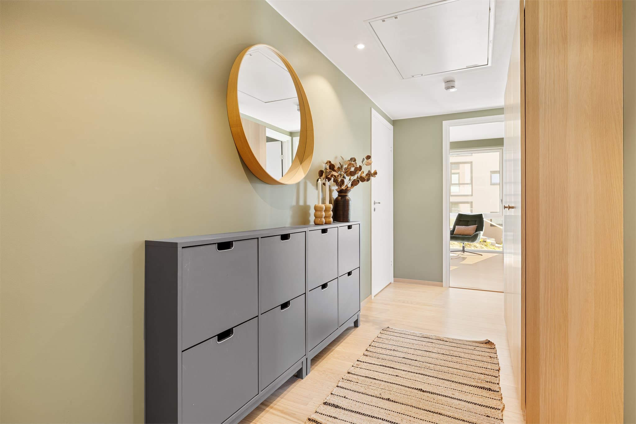Entréen fremstår lys og innbydende med rikelig plass til garderobe og god lagringskapasitet.