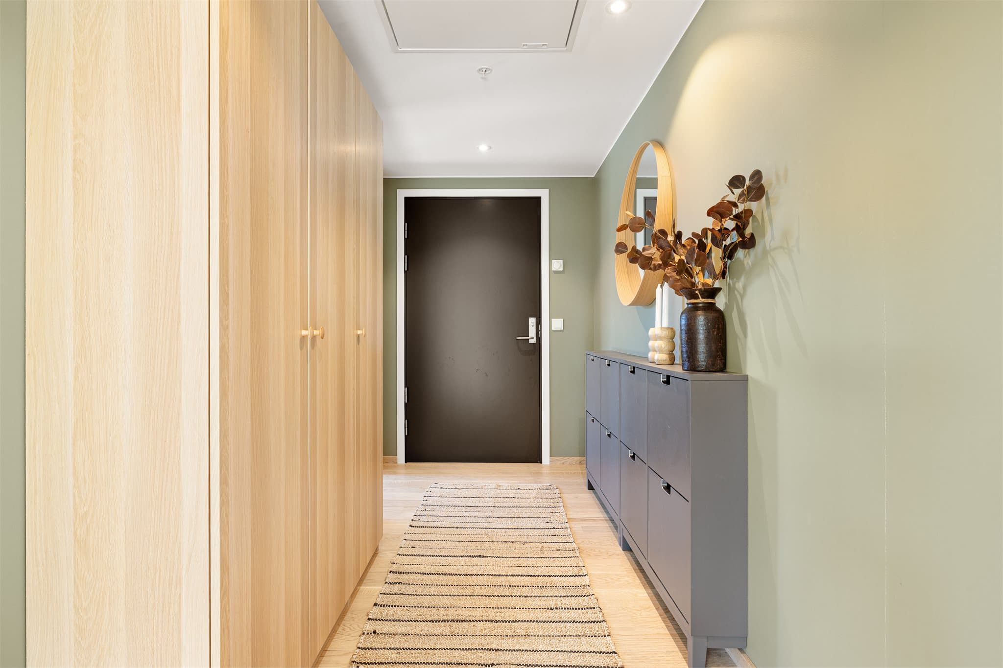 Leiligheten disponerer parkeringsplass og bod i kjeller på 5 m². Velkommen til visning!