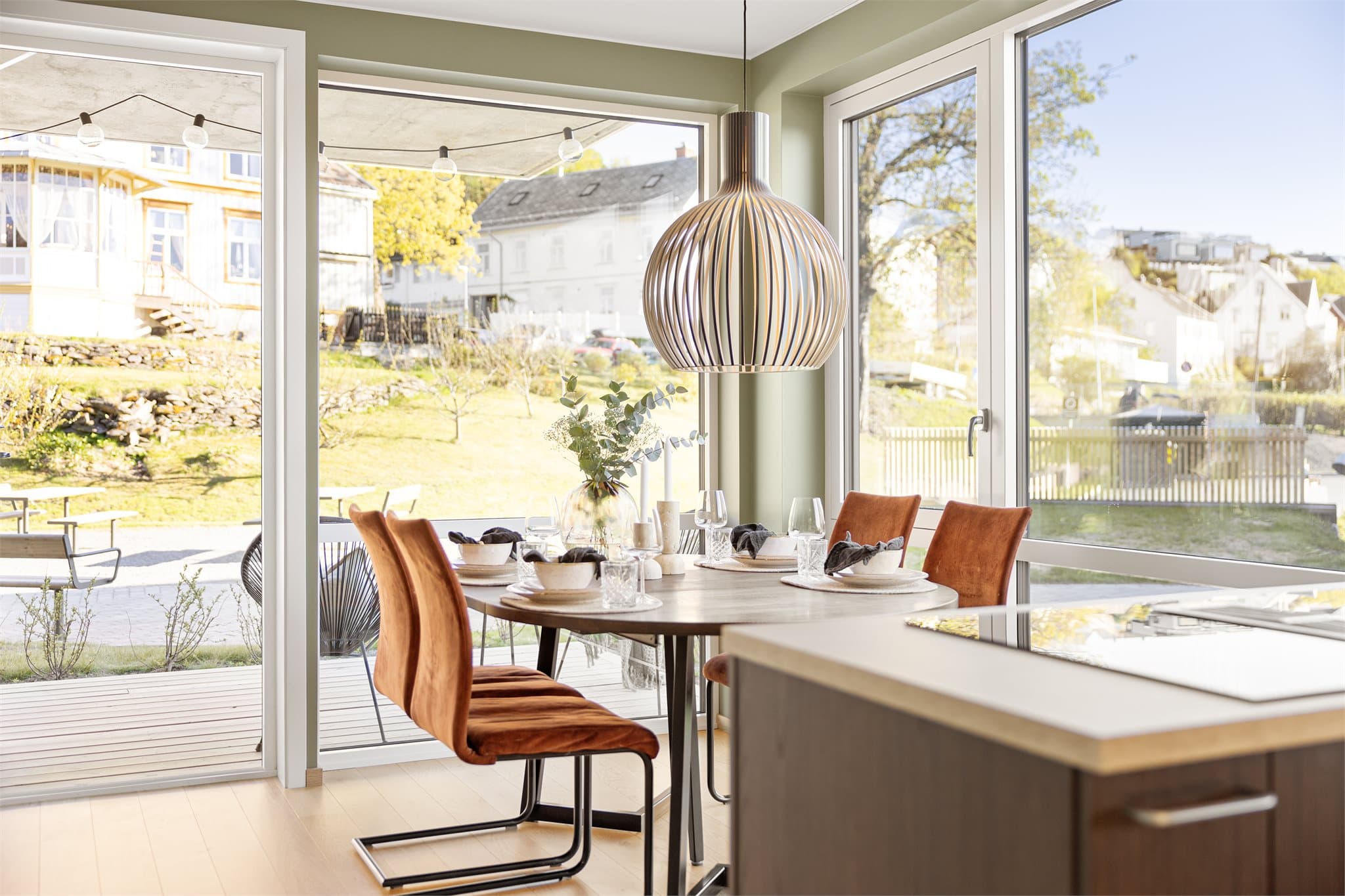 Ved kjøkkenet er det god plass til spisegruppe, perfekt for sosiale sammenkomster og hverdagsmåltider.