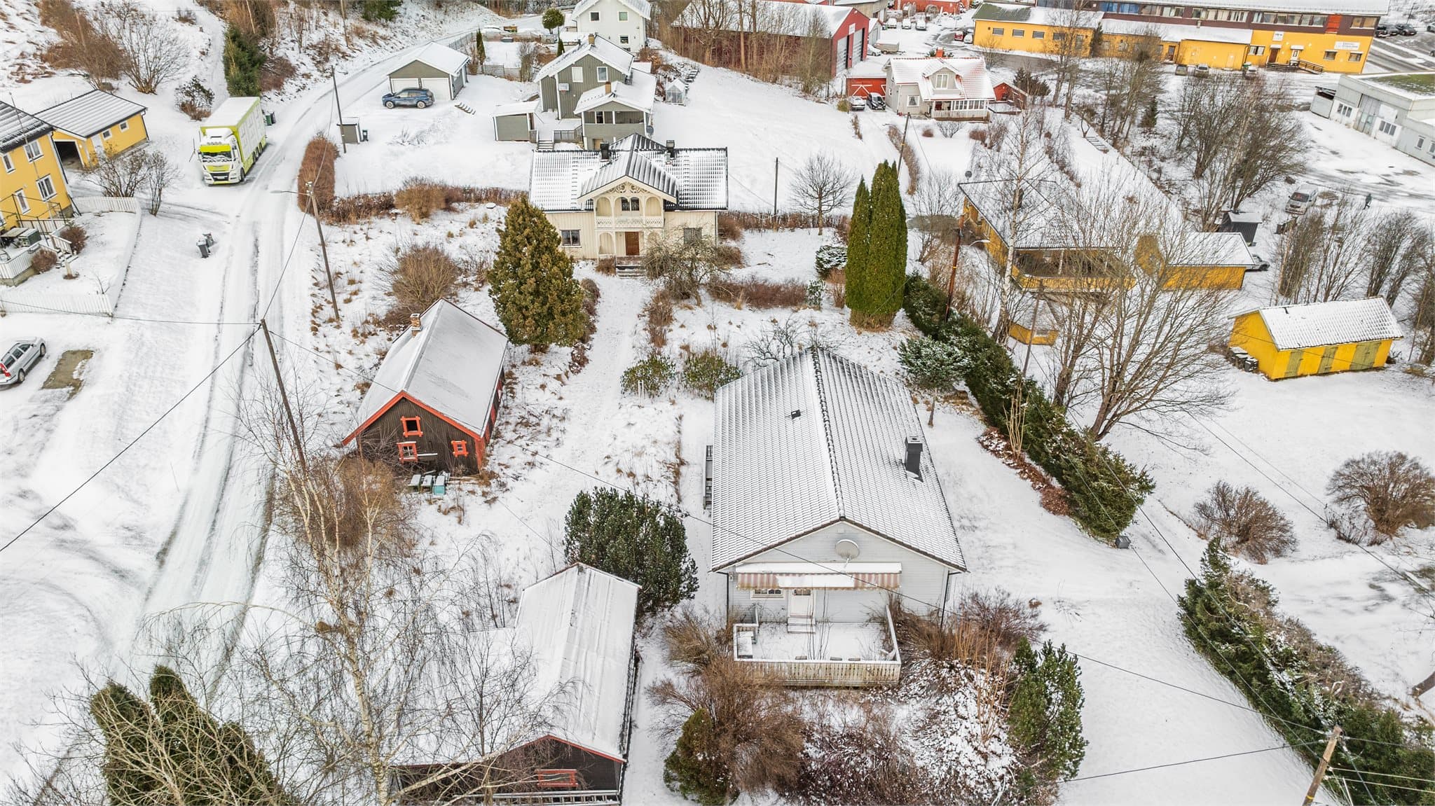 I tillegg til boligen er det oppført to uthus som gir gode muligheter for hobbyer og lagring