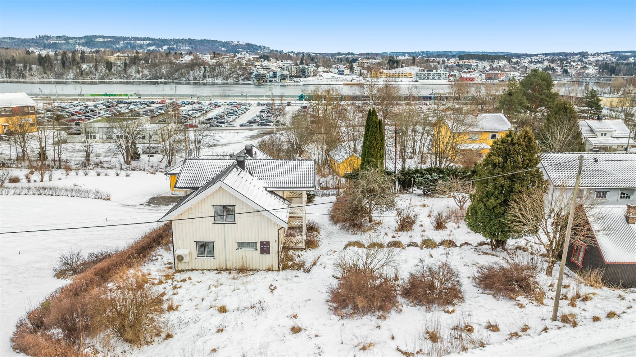 Stor tomt på ca. 1.5mål som er pent opparbeidet med plen, beplantning og frukttrær