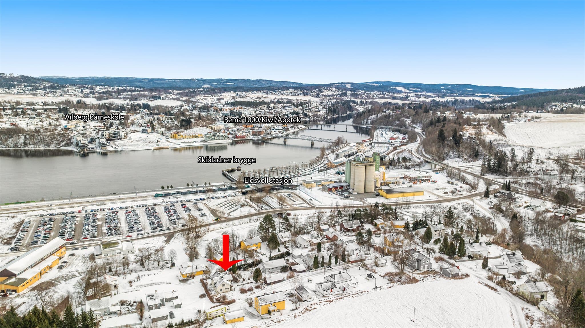 Umiddelbar nærhet / gangavstand til Eidsvoll Stasjon med 3 avganger i timen til Oslo S - bruker ca. 35min!