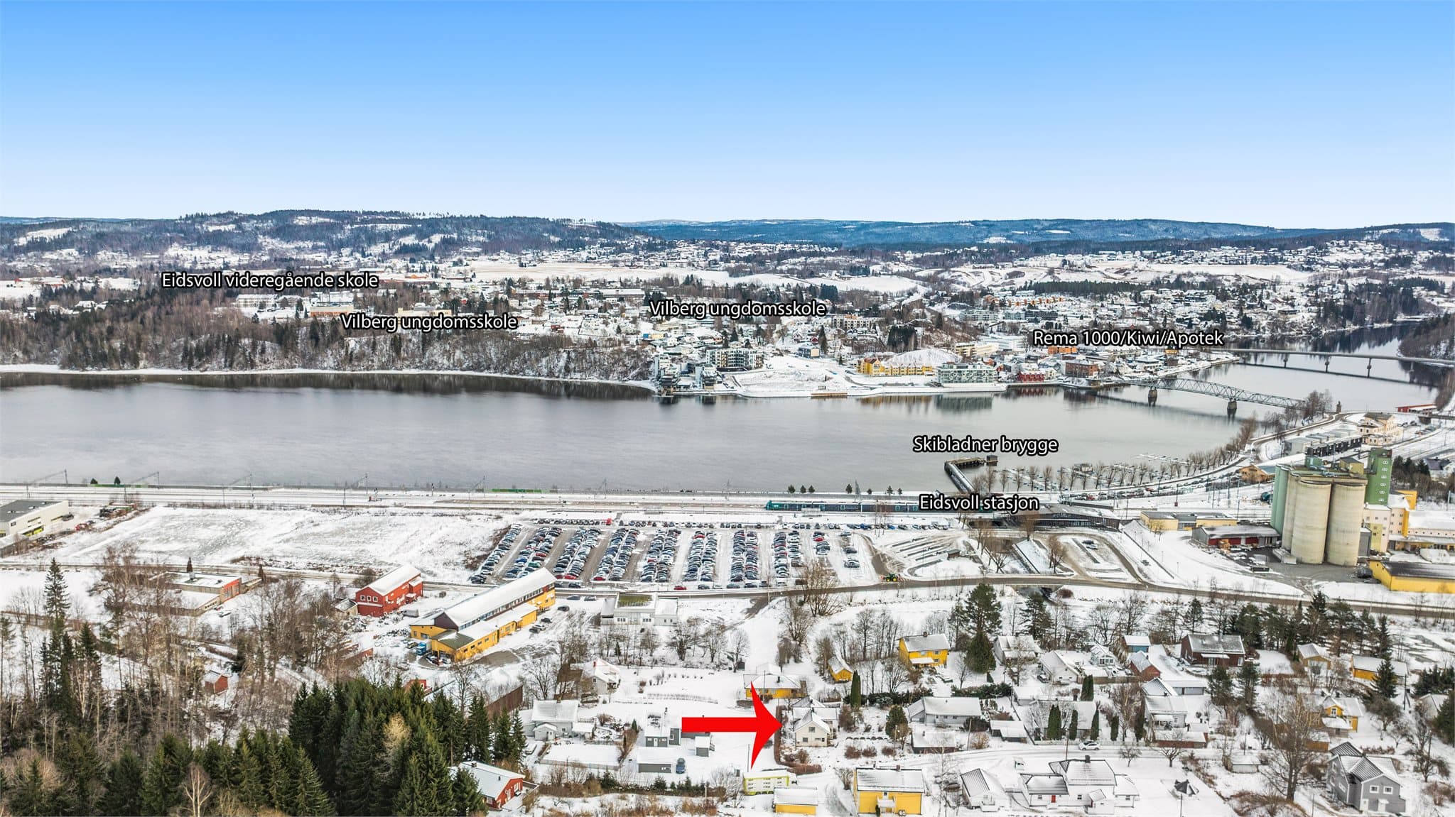 Meget god beliggenhet med gangavstand til både Eidsvoll stasjon og Sundet/ Eidsvoll sentrum. Her finnes også skoler i alle trinn (helt ny barneskole)