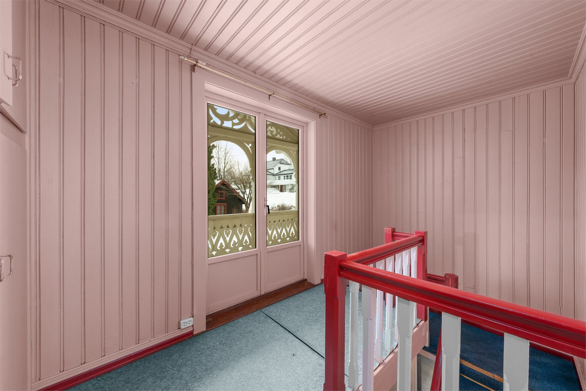 Trapperom 2.etasje med utgang til overbygget balkong