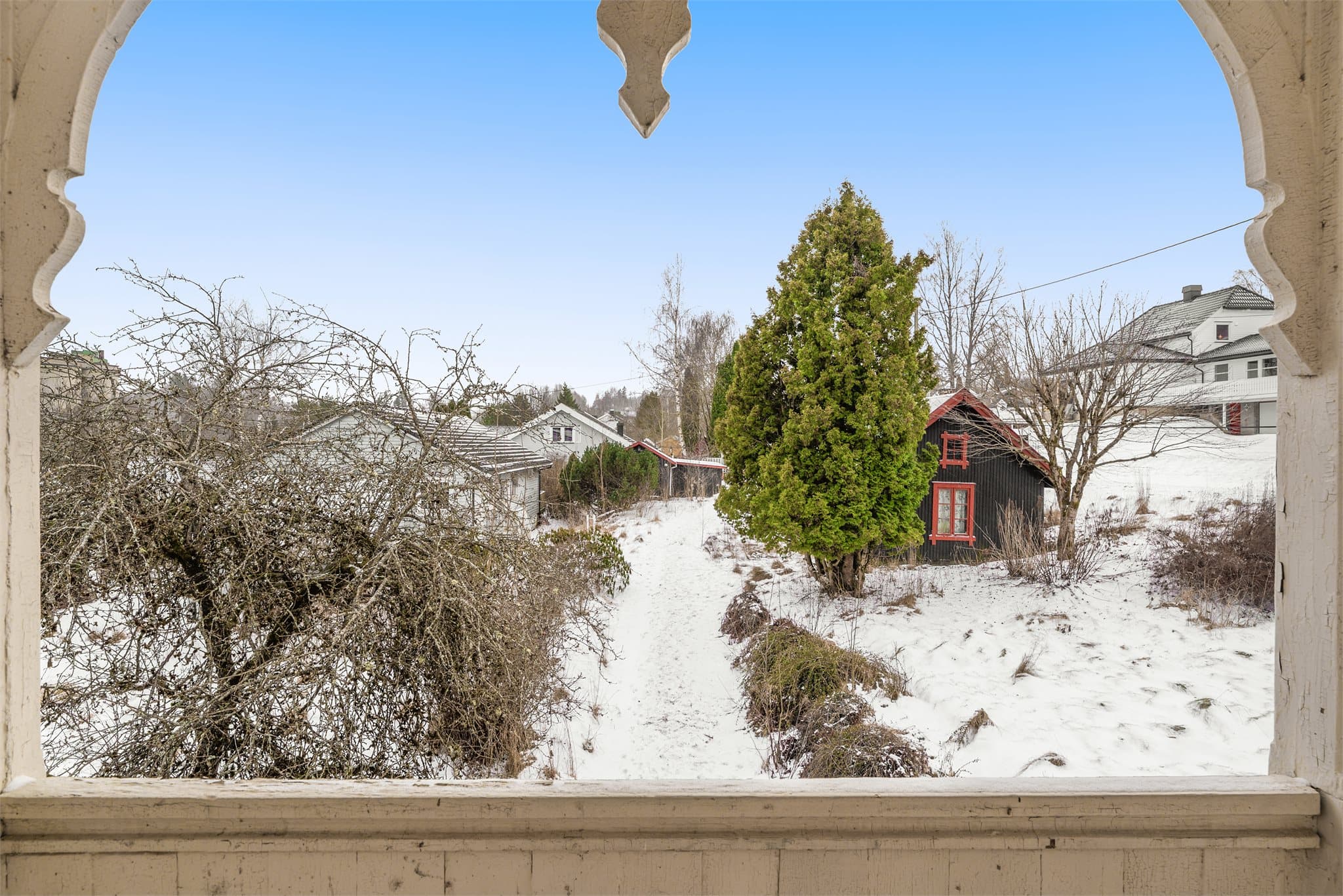 Hyggelig utsyn over egen hage