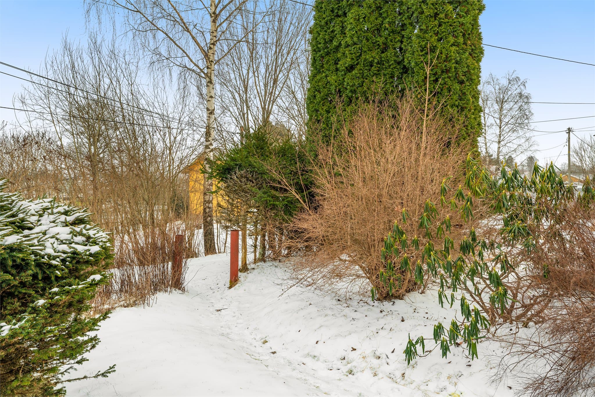 Sti fra hagen og "snarvei" ned til stasjonen