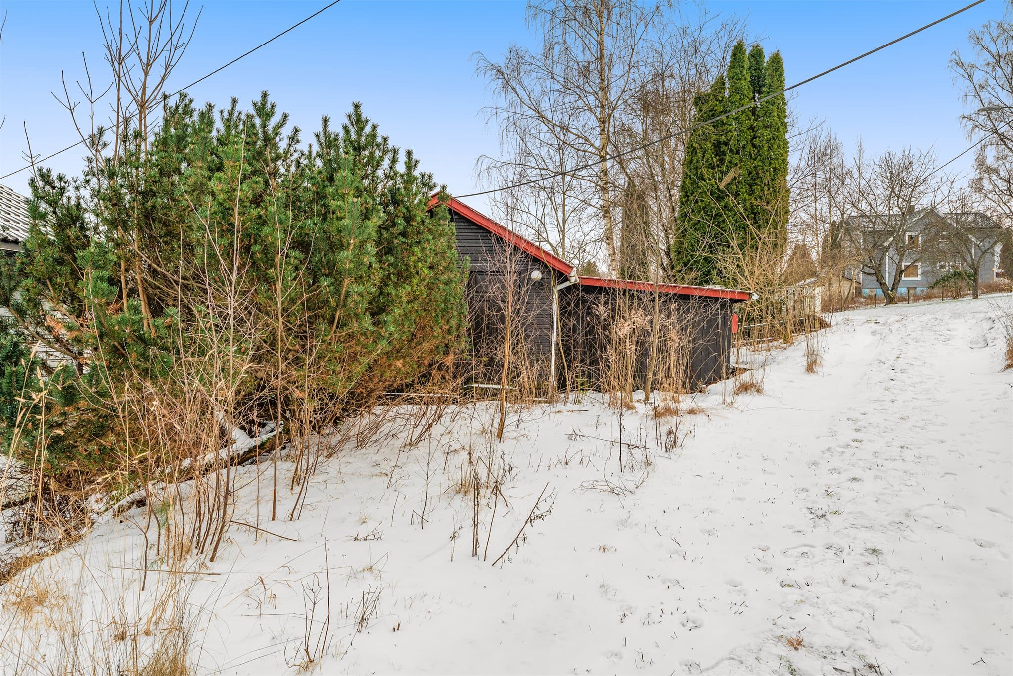 Uthus / garasje i tilknytning til innkjørselen