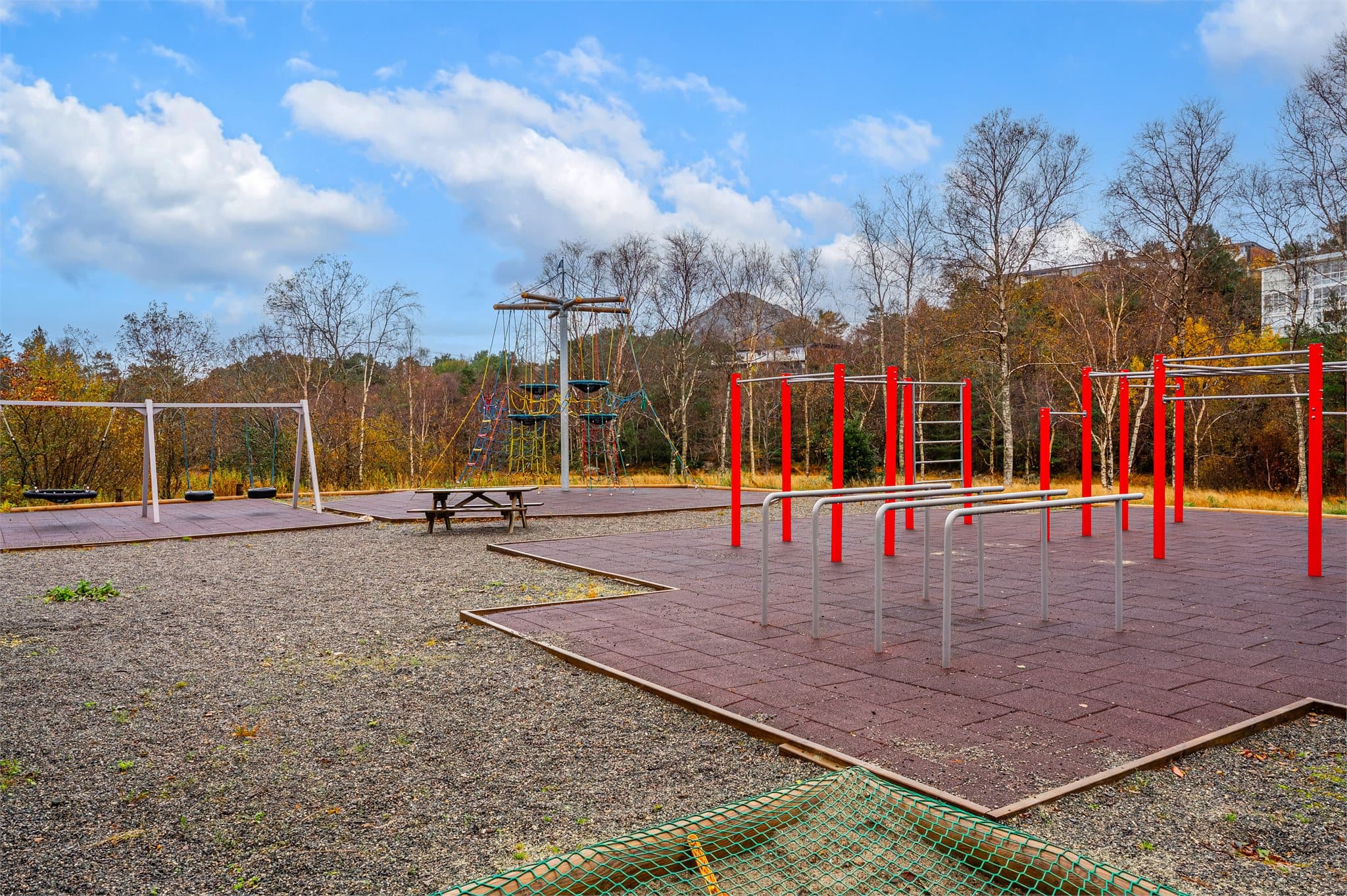 - Fra boligen kan man gå til mange ulike lekeplasser, fotballbane, skatepark og strand -