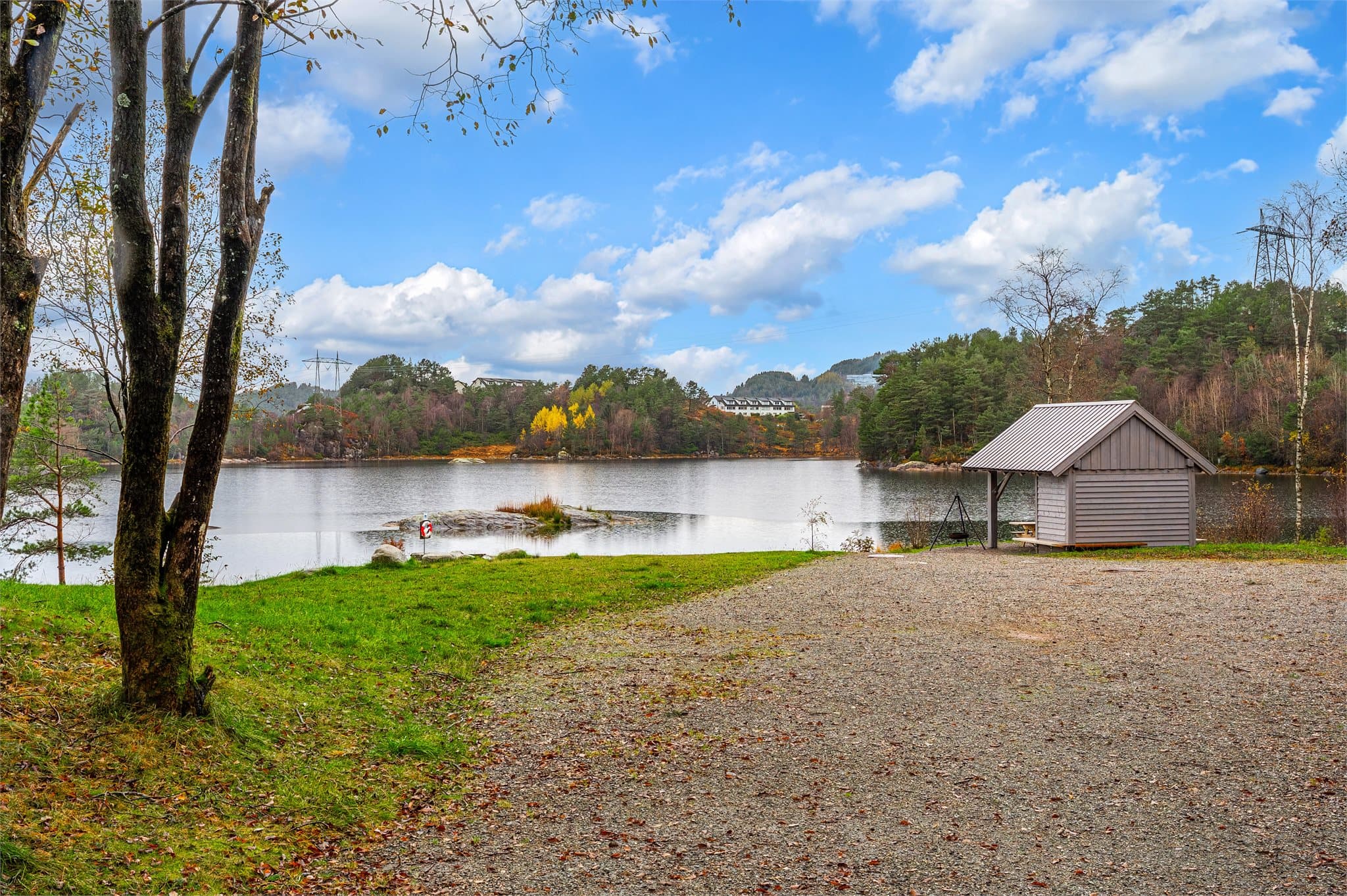 - I nærheten er Storavatnet, og her er det en fin badestrand med en grillhytte som er veldig populær om sommeren -