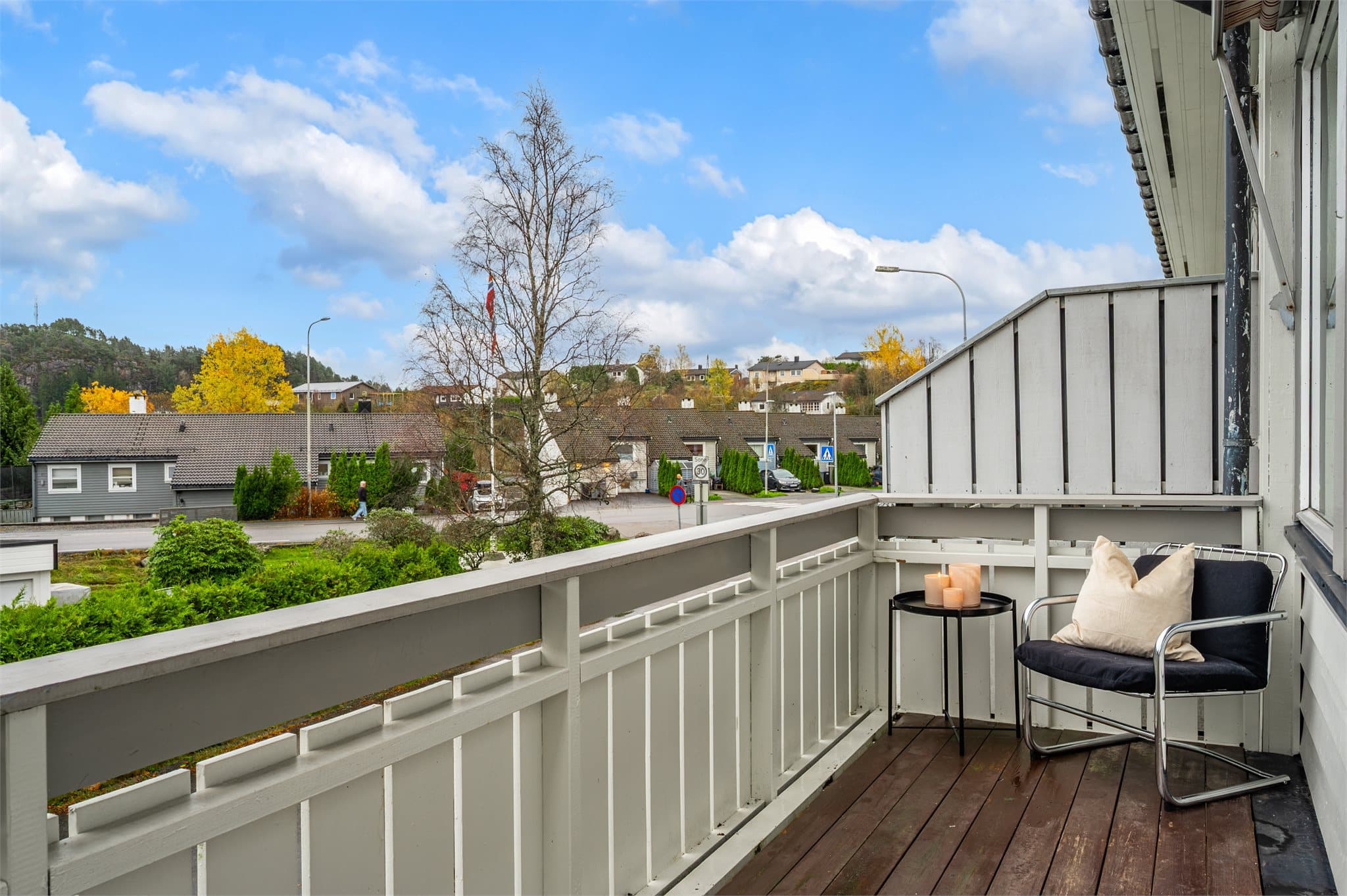 - Fra stuen har man direkte tilkomst til østvendt balkong 10,7m² -