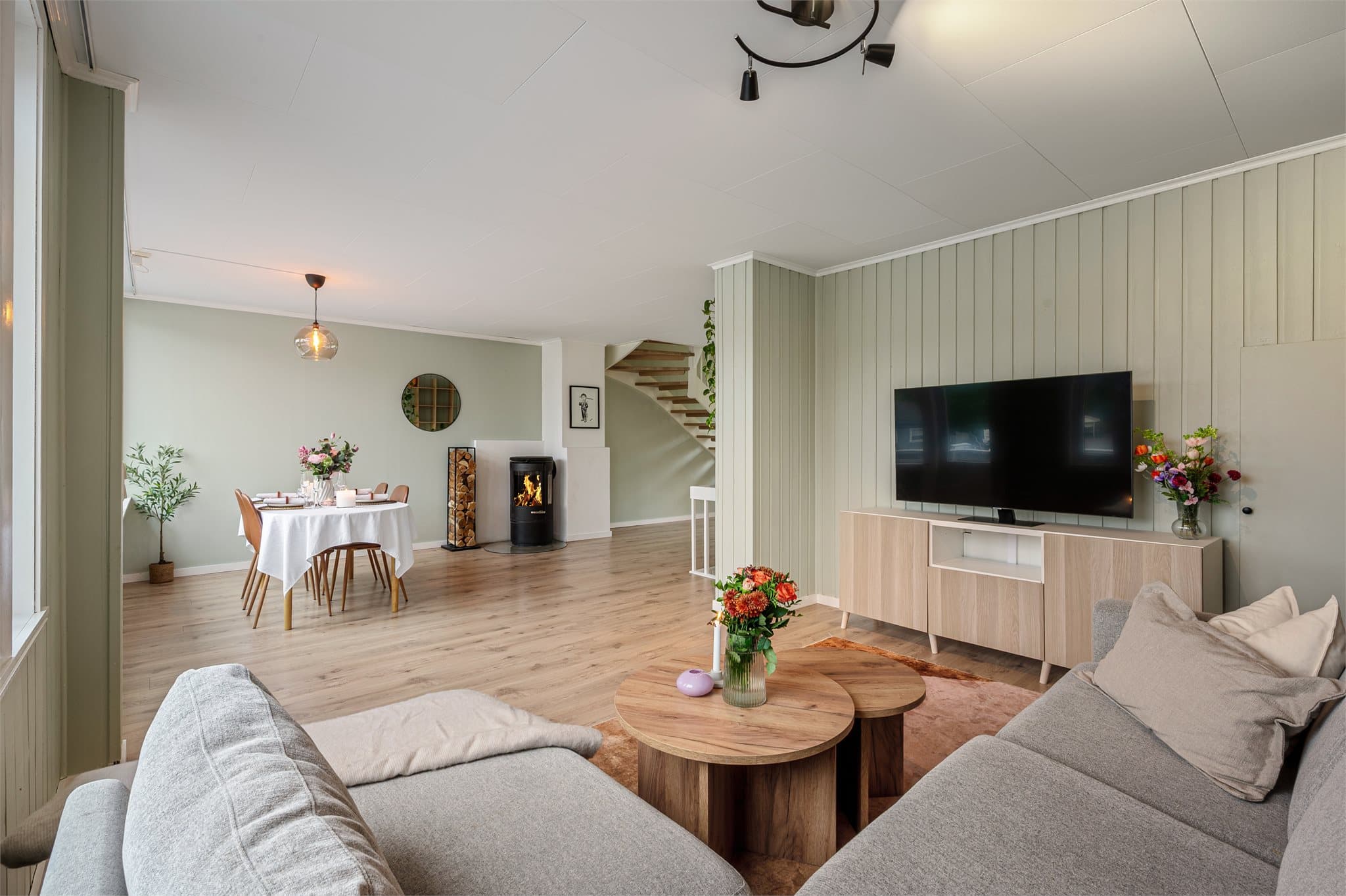 - Her får man en bolig med nærhet til alt en ung småbarnsfamilie kunne trenge, samtidig som en har en tilbaketrukken og rolig beliggenhet -