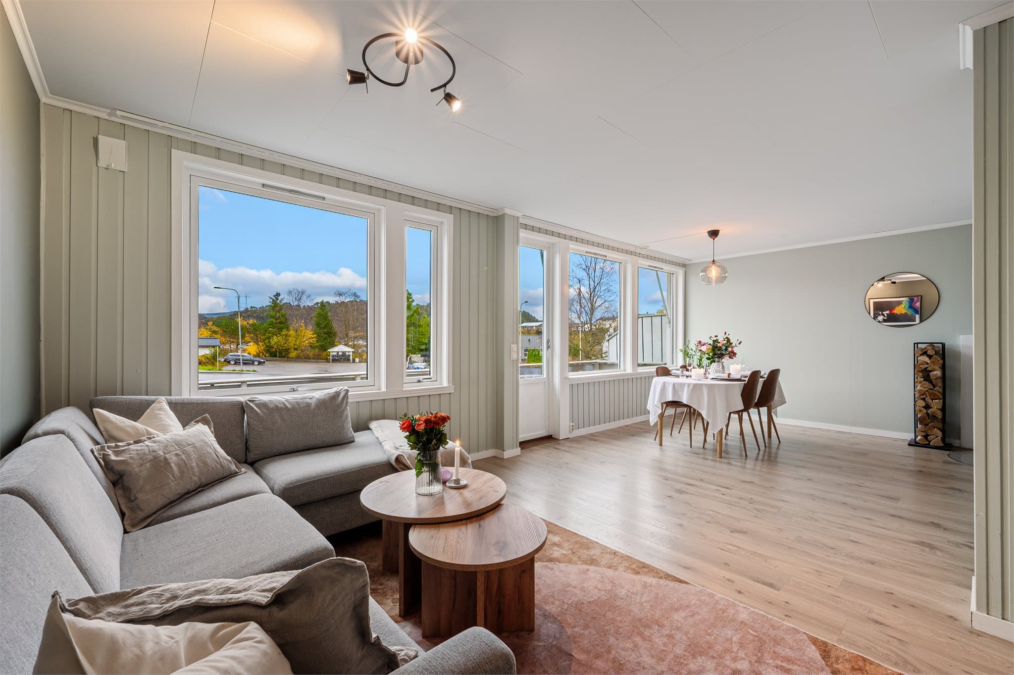 - Stuen måler hele 44,4m². Merk flotte taklamper -