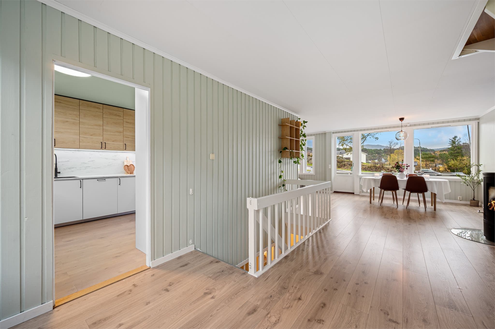 - Felleskostnadene inkluderer dugnad, strøm til fellesareal, kommunale avgifter, forretningsførsel, renter og avdrag på fellesgjeld, styrehonorar, drift og vedlikehold -