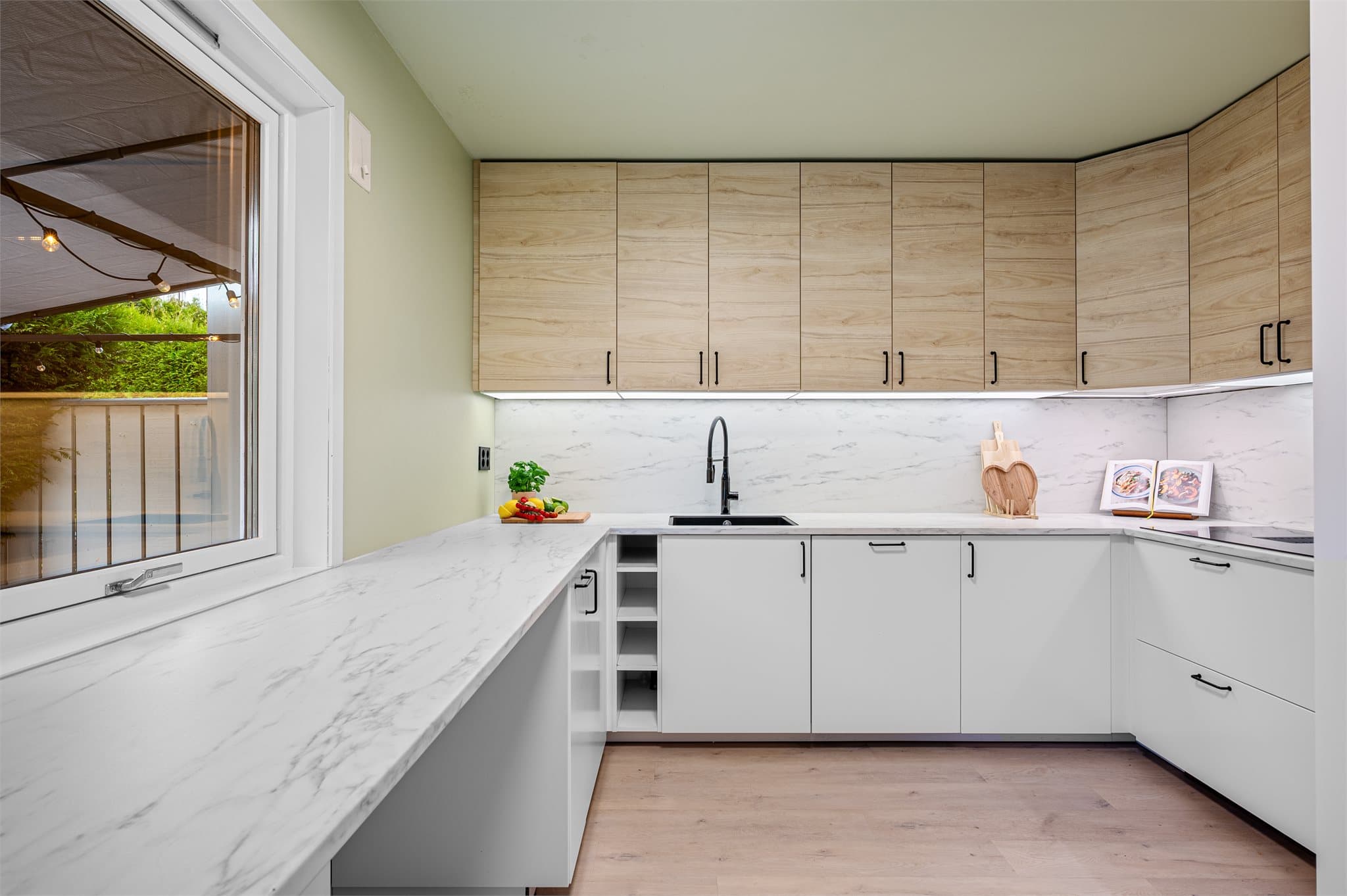 - Moderne og lyst kjøkken fra 2024 med slette fronter, nedfelt vask, laminert benkeplate og integrerte hvitevarer -