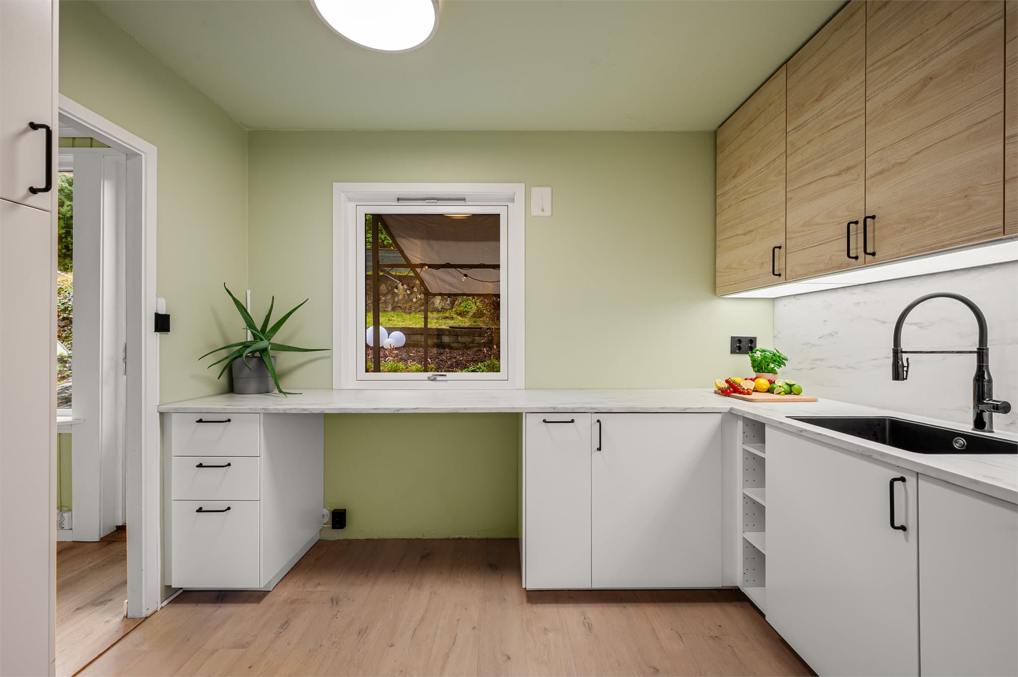 - Merk lys under overskap som tilfører rikelig med arbeidslys når mørket faller på -