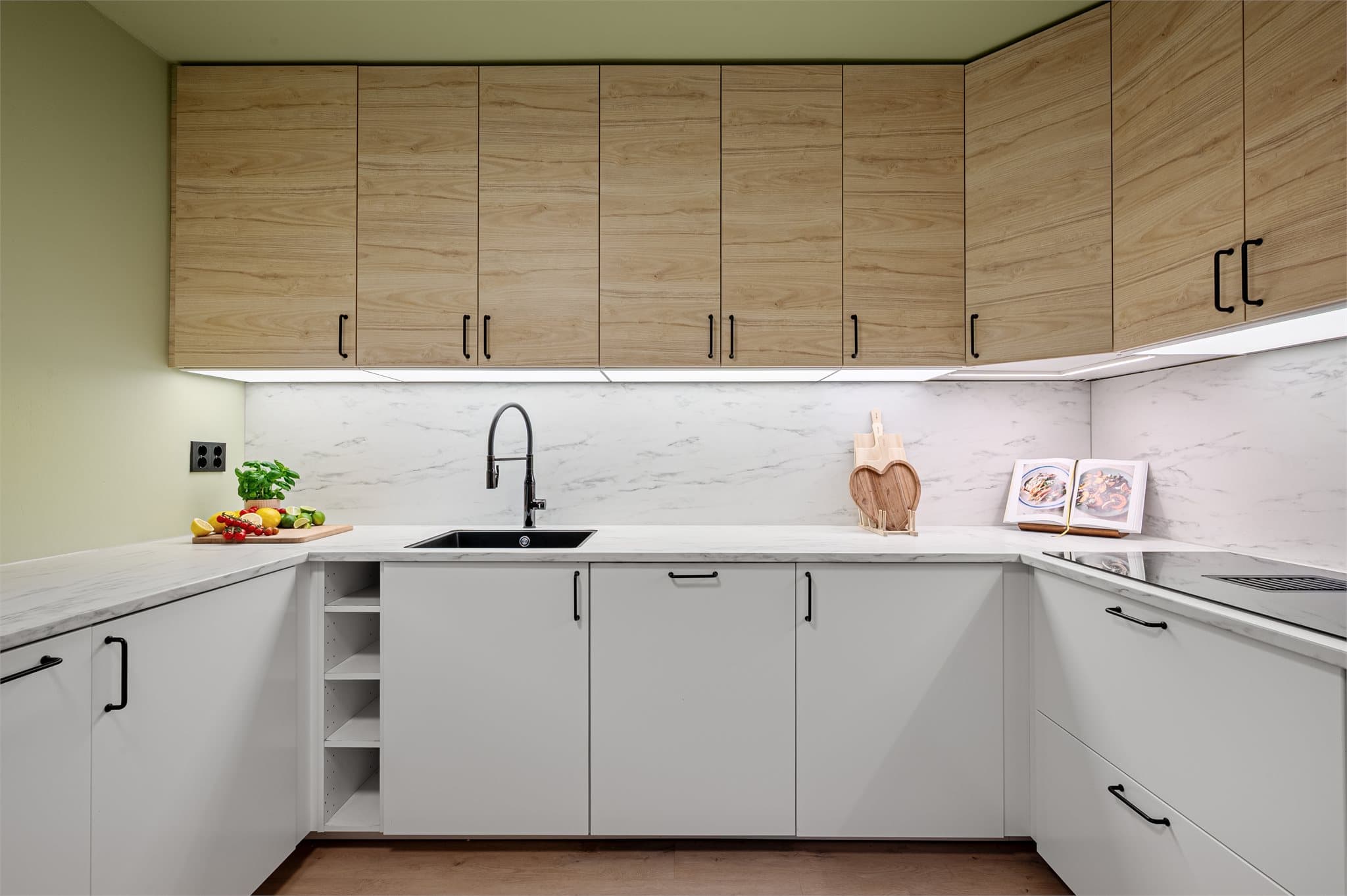 - Ny eier får glede av integrert induksjon platetopp, steikeovn, mikrobølgeovn, oppvaskmaskin og kombinert kjøle- og fryseskap -