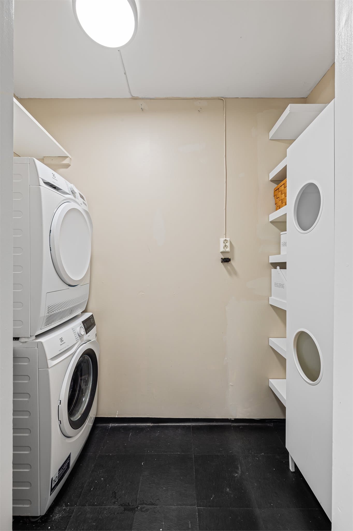 - Luksus med separat vaskerom som måler 2,6m² -