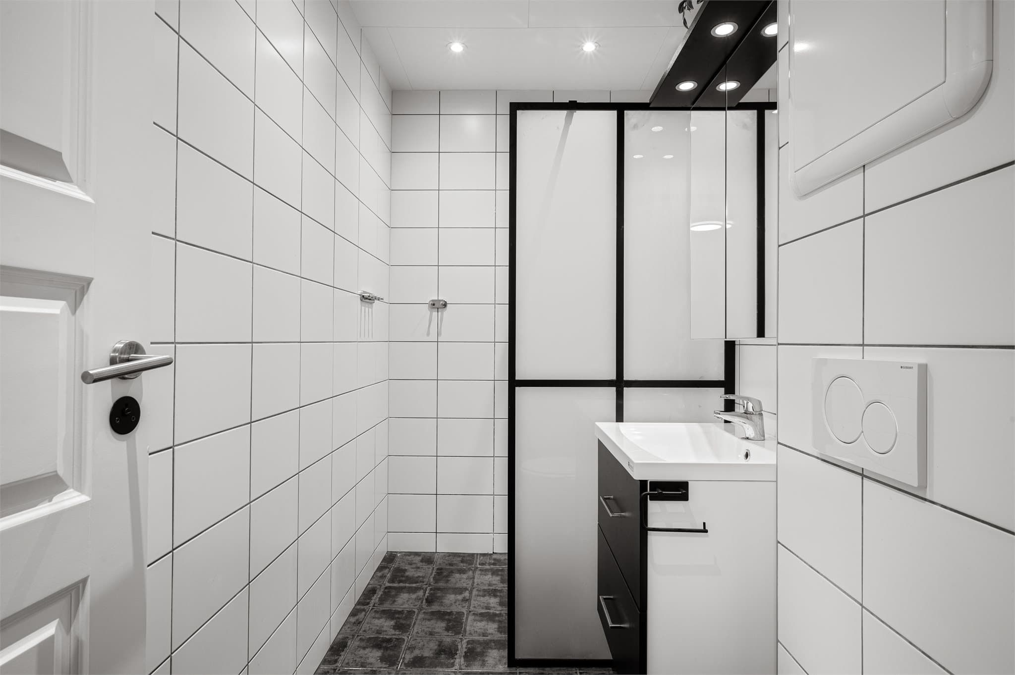 - Helfliset bad med behagelig varme i gulv og downlights i himling som måler 3,7m² -