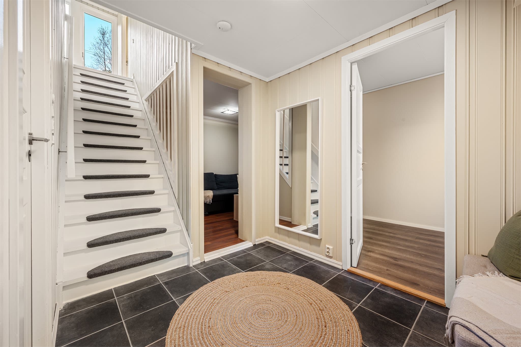 - Romslig gang som måler 7,6m² -