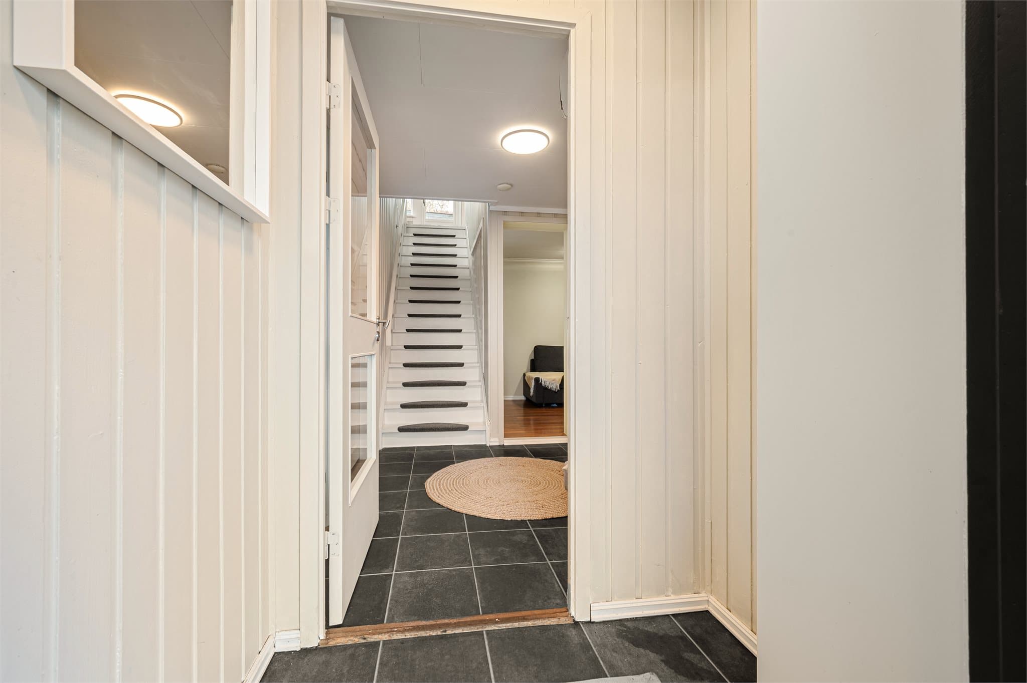 - Du blir ønsket velkommen hjem til en lys og trivelig entre som måler 1,4 m² -