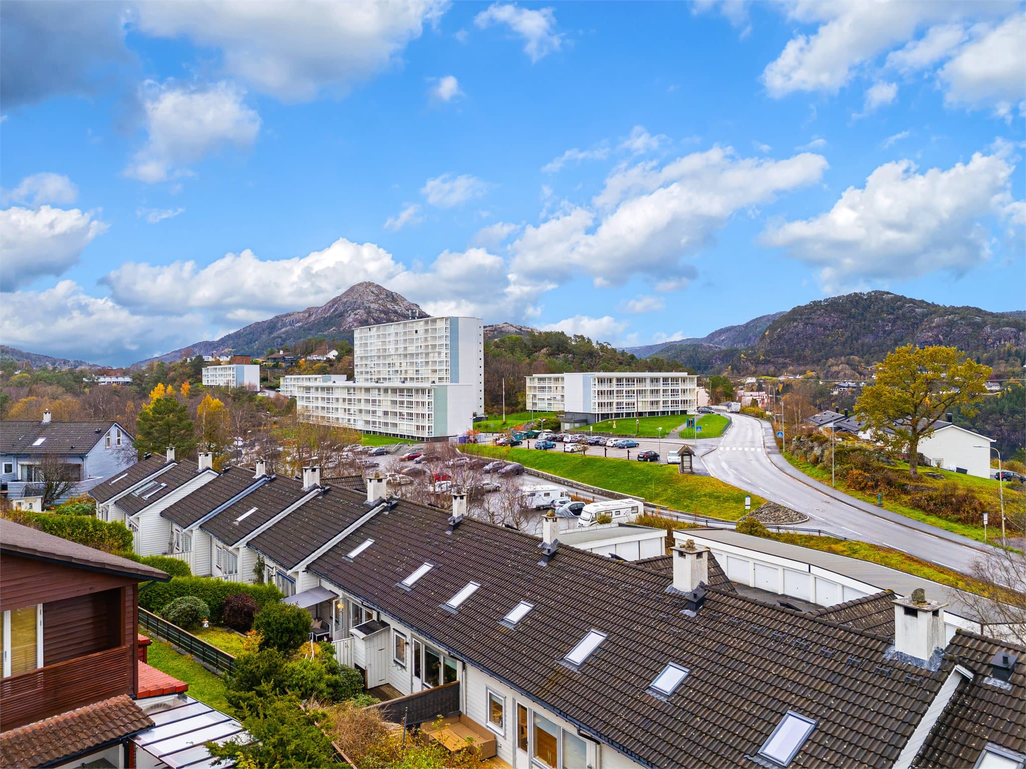 Svært barnevennlig nabolag hvor barna går nyttårsbukk og halloween sammen. Det er laget en sosialemedier gruppe for småbarnsfamilier så man kan finne på kjekke aktiviteter sammen -