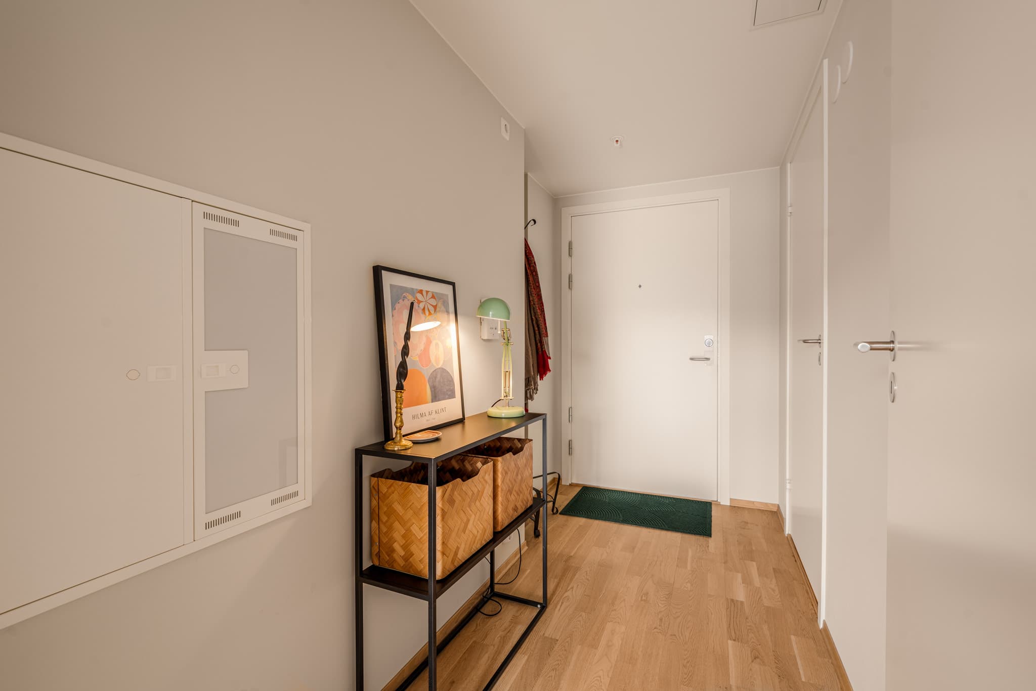 Entré med plass til oppbevaringsmøblement. Egen nisje med plass til garderobeløsning.