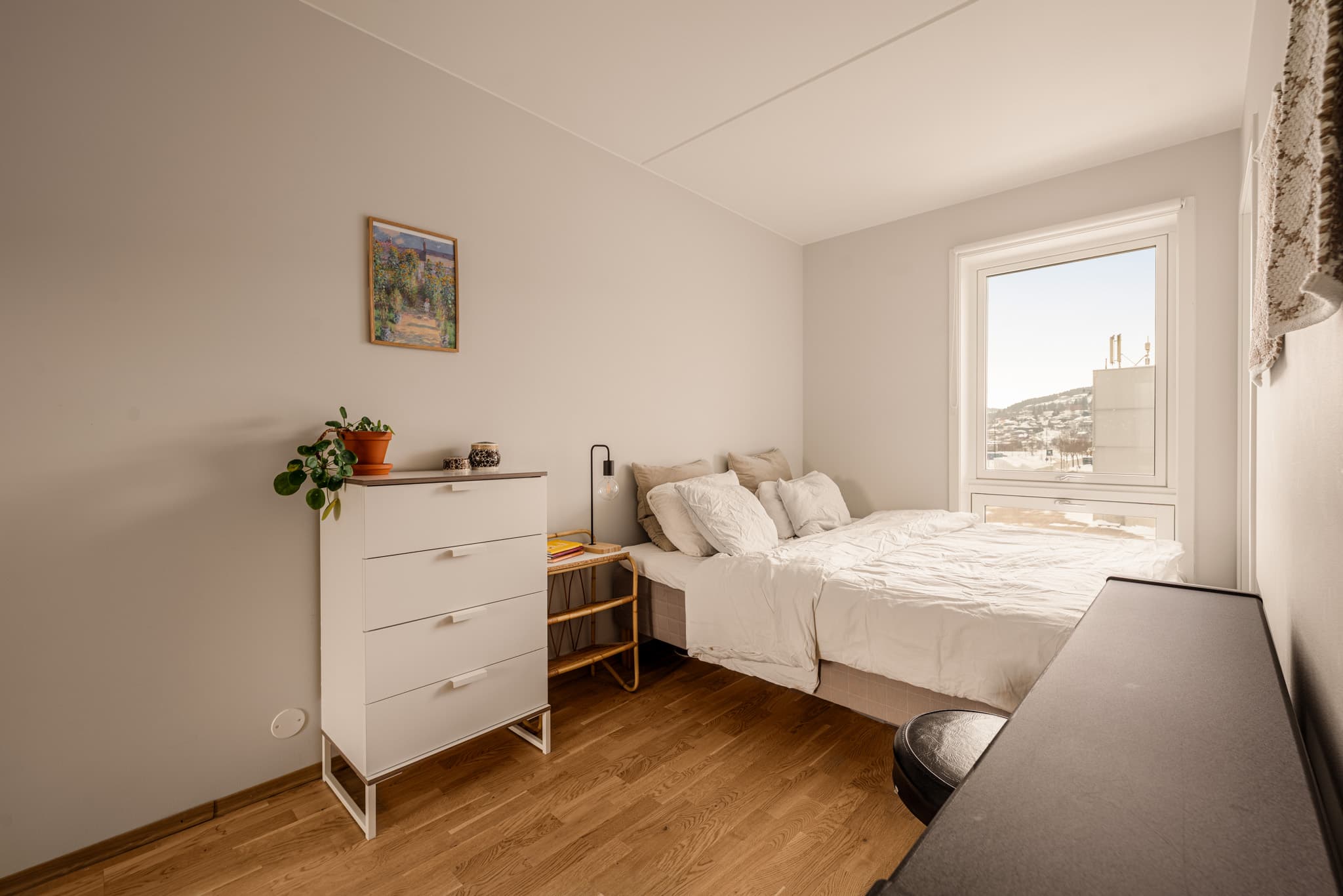 Soverommet er av god størrelse med plass til dobbeltseng og tilhørende møblement.