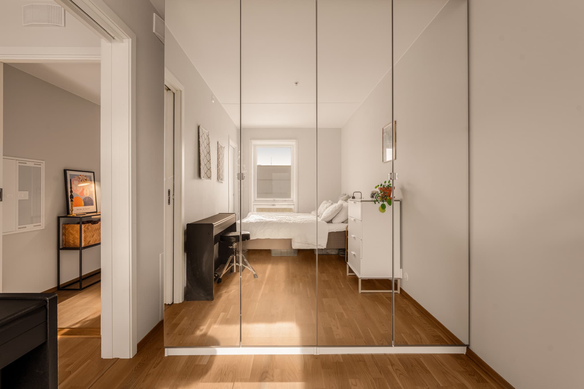 Det er satt inn garderobeløsning med speilfronter.