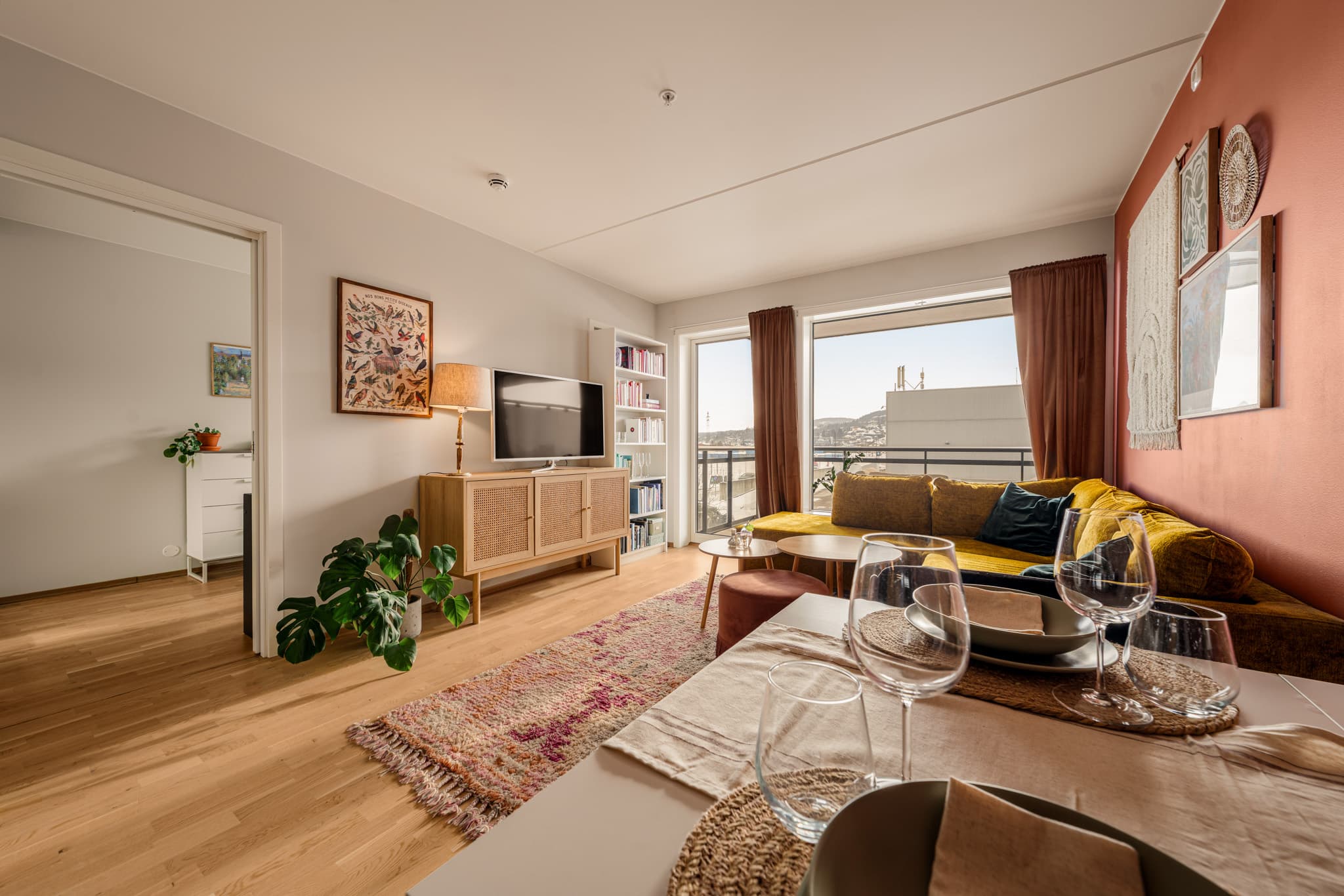 Fra stuen har man adkomst til soverommet. Det er satt inn to skyvedører inn til soverommet, men dagens eier har satt en frittstående bokhylle foran den ene døren.