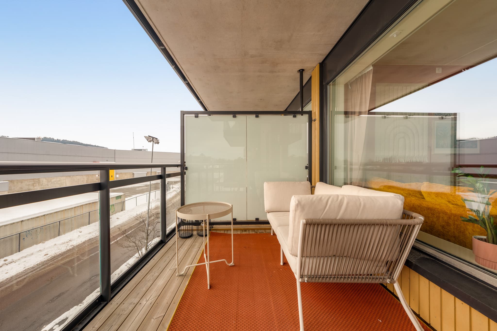 Fra stuen er det utgang til overbygd balkong på ca. 7 kvm.