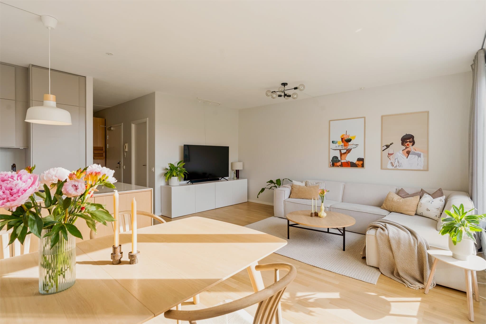 Det er god plass til å innrede med både sofa- og spisegruppe.