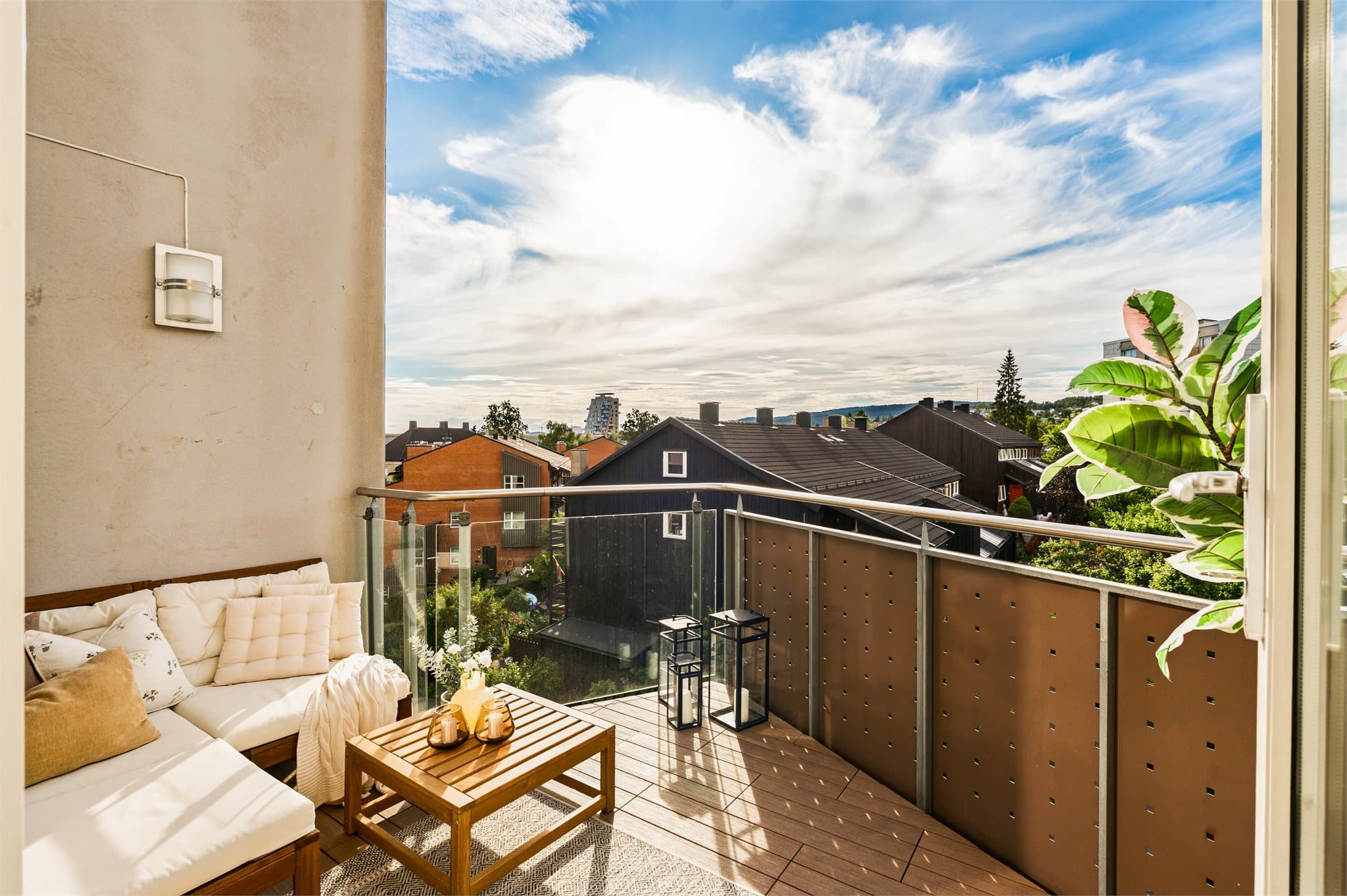 Denne topp- og endeleiligheten ligger flott til i populære Nydalen Kvarter.