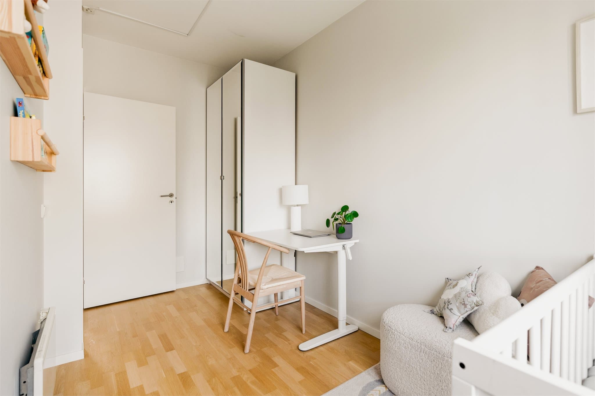 Begge soverom vender mot bakgården.