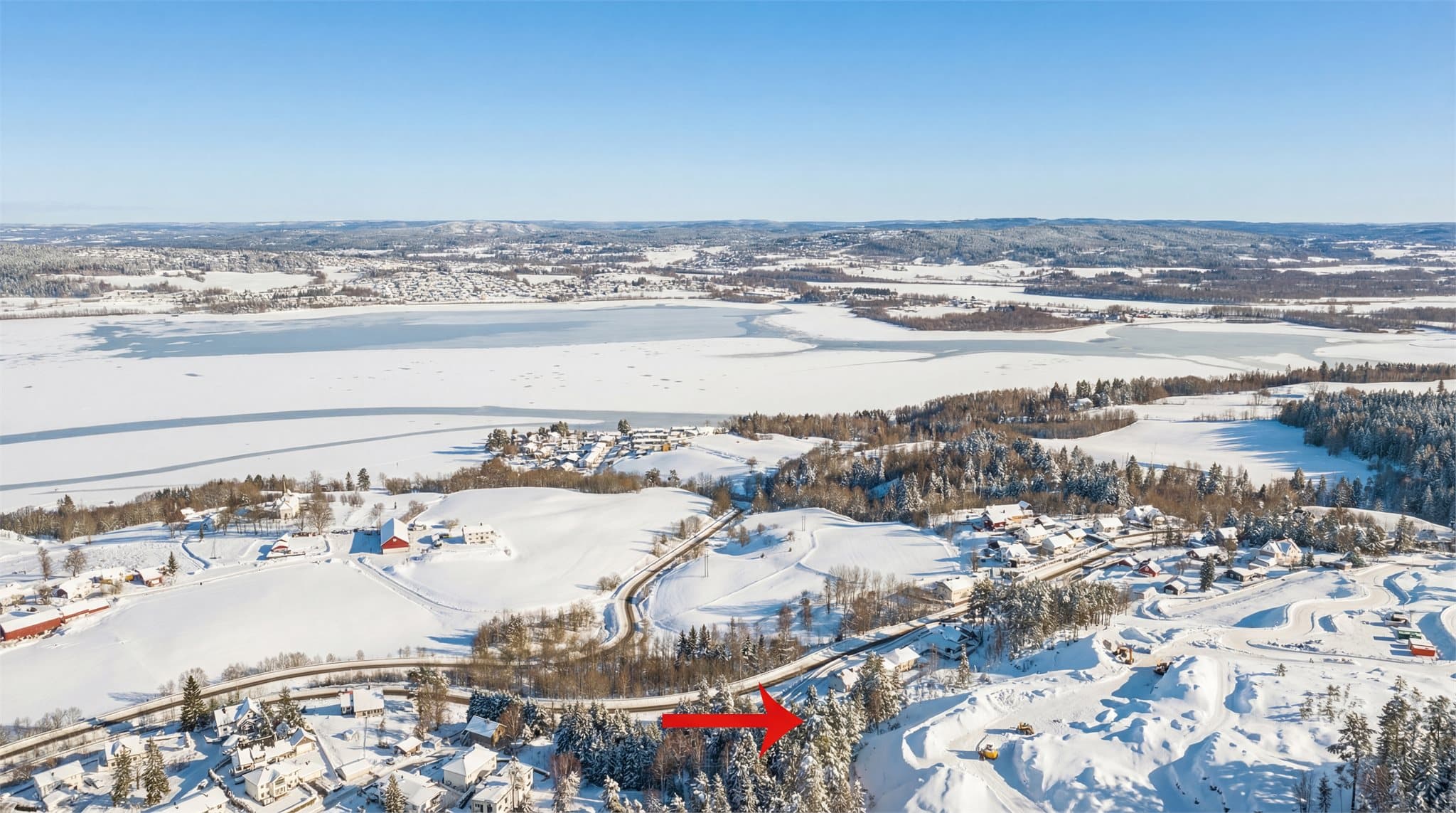 Det er landlig og naturskjønn utsikt til Svellet og Øyeren. (Bilde er tatt tidligere i 2025 og det er foretatt hogst på deler av tomta i etterkant.)