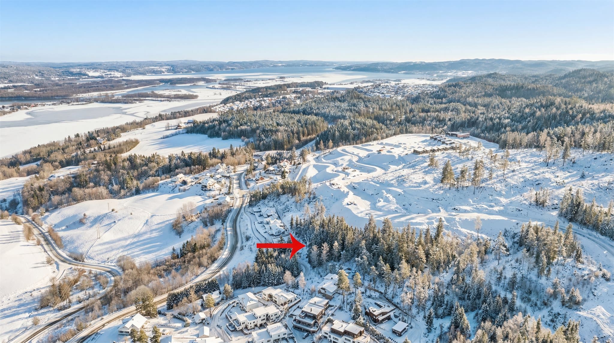 Området har en landlig karakter med både boligområder og natur, og det er nærhet til offentlig transport og hovedveier som gjør det attraktivt for både de som ønsker å bo på landet og de som trenger enkel tilgang til Oslo og andre nærliggende byer.