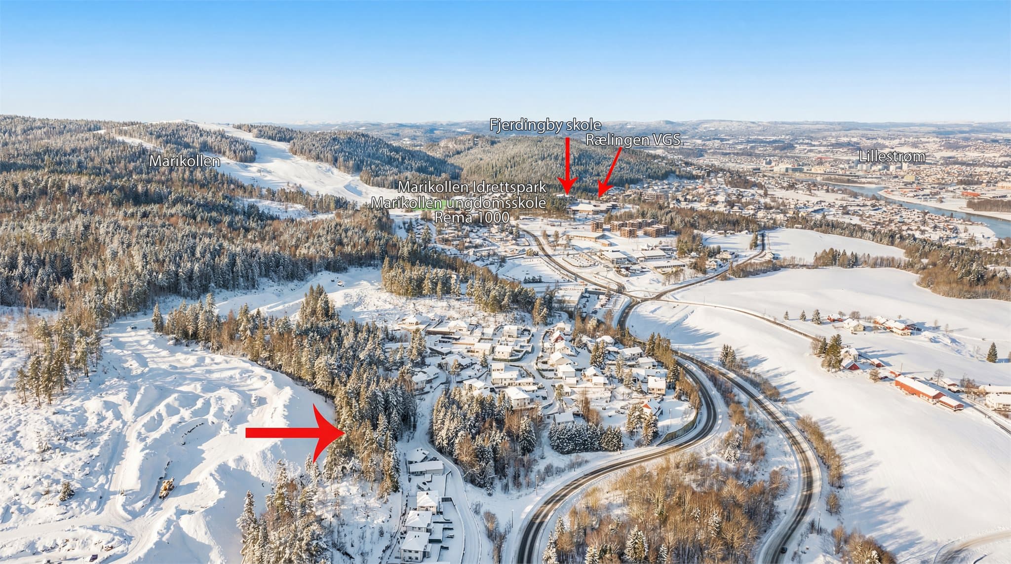 Tomta ligger på et høydedrag og med nærhet til Marikollen idrettspark, Fjerdingby barneskole, Marikollen ungdomsskole og Rælingen videregående skole.