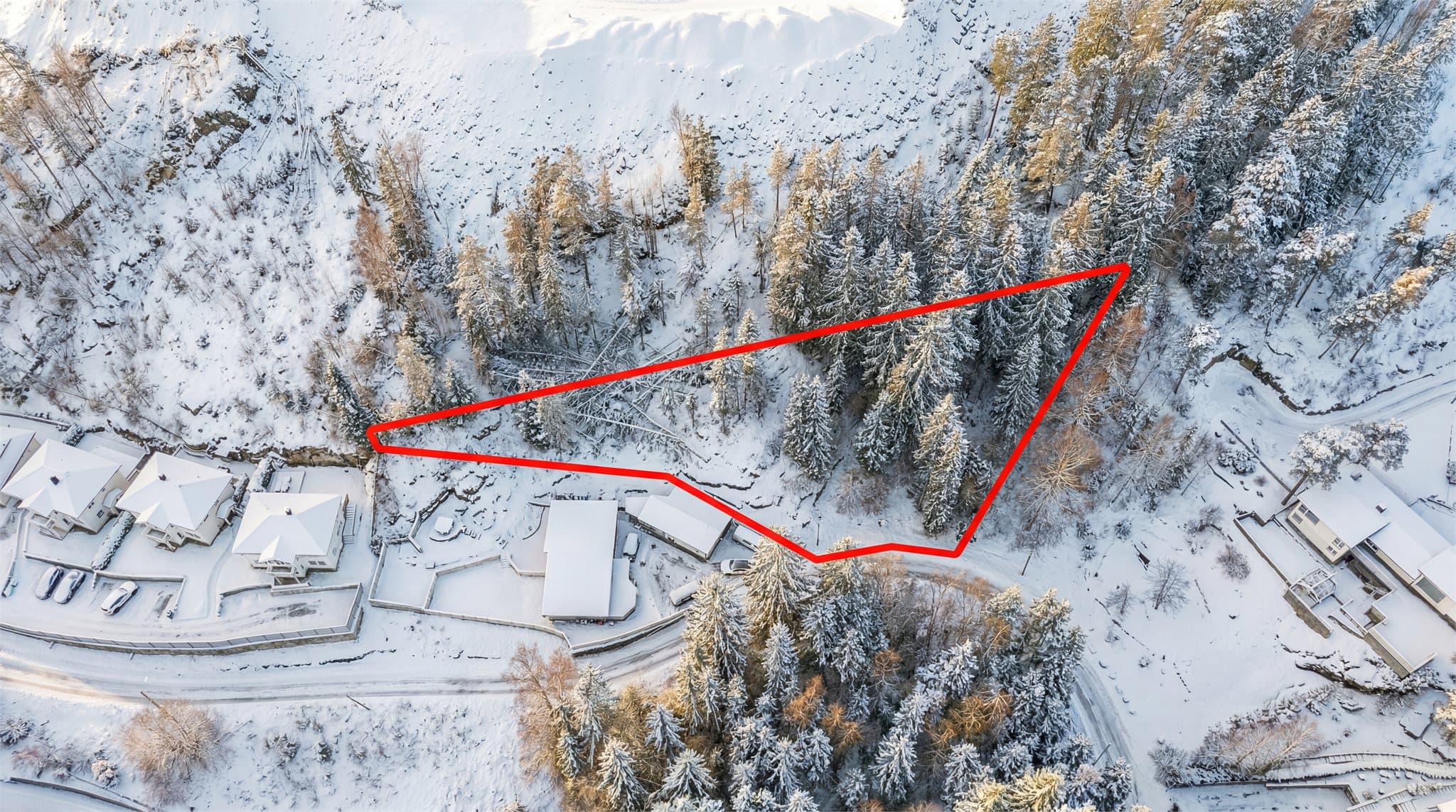 Emera Eiendomsmegling v/Solveig Granlund har gleden av å presentere Kirkebyvegen 69, en ubebygd råtomt i et attraktivt og veletablert boligområde på Kirkeby i Rælingen kommune. Foto: Flytende film - Thor Øyvind Borgersen