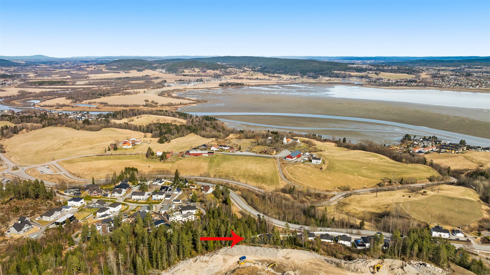 Det er landlig og naturskjønn utsikt til Svellet og Øyeren som pt. har betydelig redusert i vannmengde i påvente av snøsmelting og økt vannmengde i vassdrag og elver. Bilde fra april 2025.