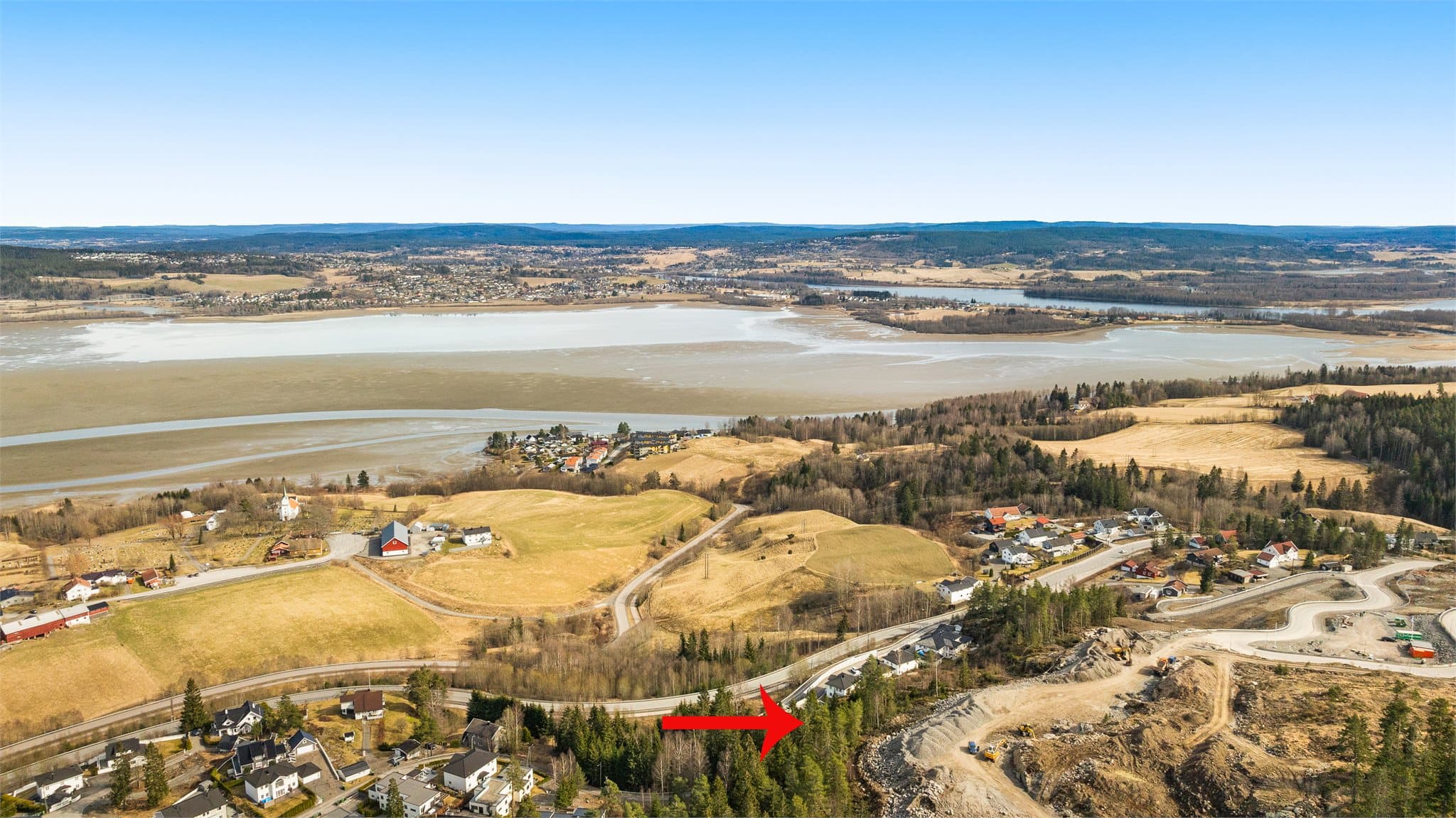 Det er landlig og naturskjønn utsikt til Svellet og Øyeren som pt. har betydelig redusert i vannmengde i påvente av snøsmelting og økt vannmengde i vassdrag og elver. Bilde er fra april 2025.