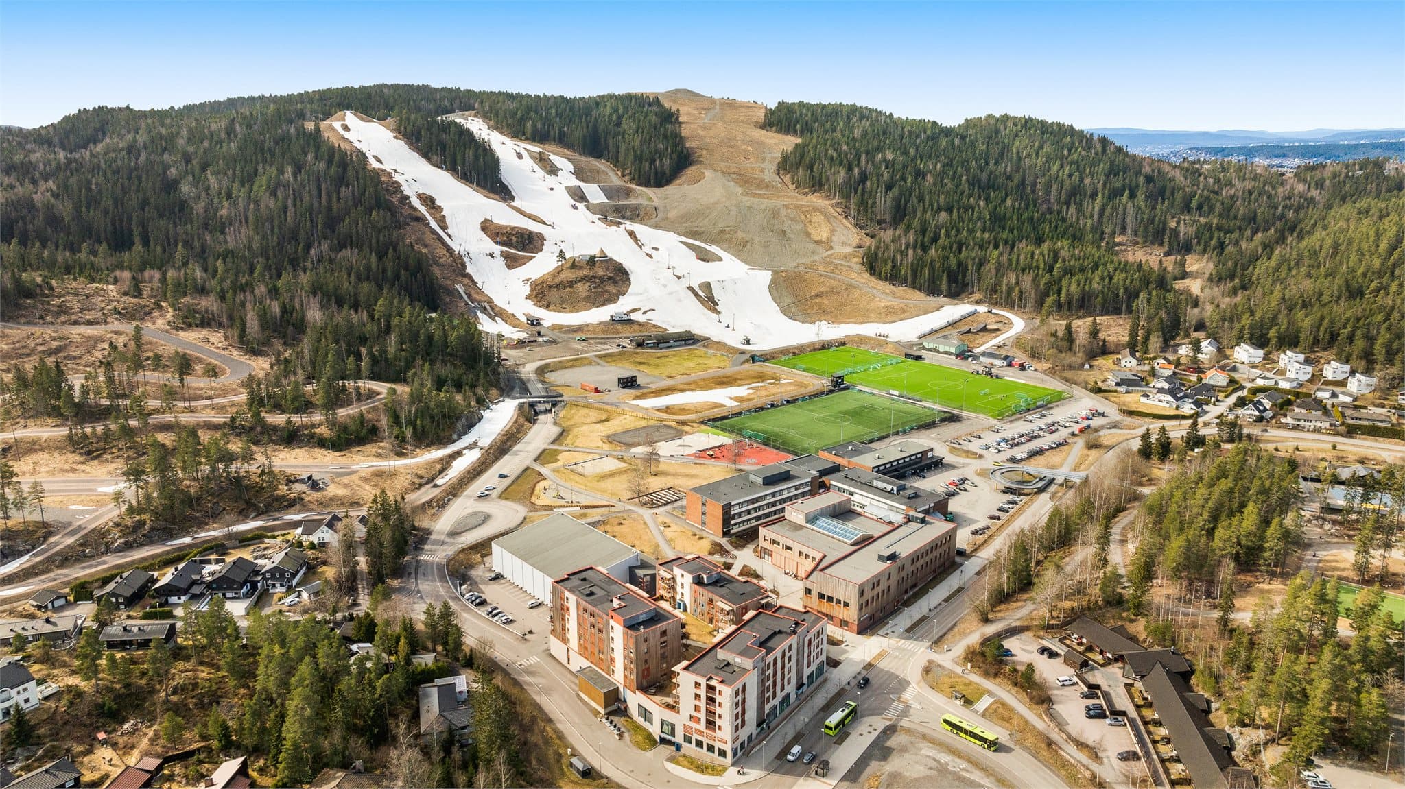 Marikollen Idrettspark ligger i kort avstand fra Kirkebyvegen 69 og er et populært bolig- og fritidsområde i kommunen.