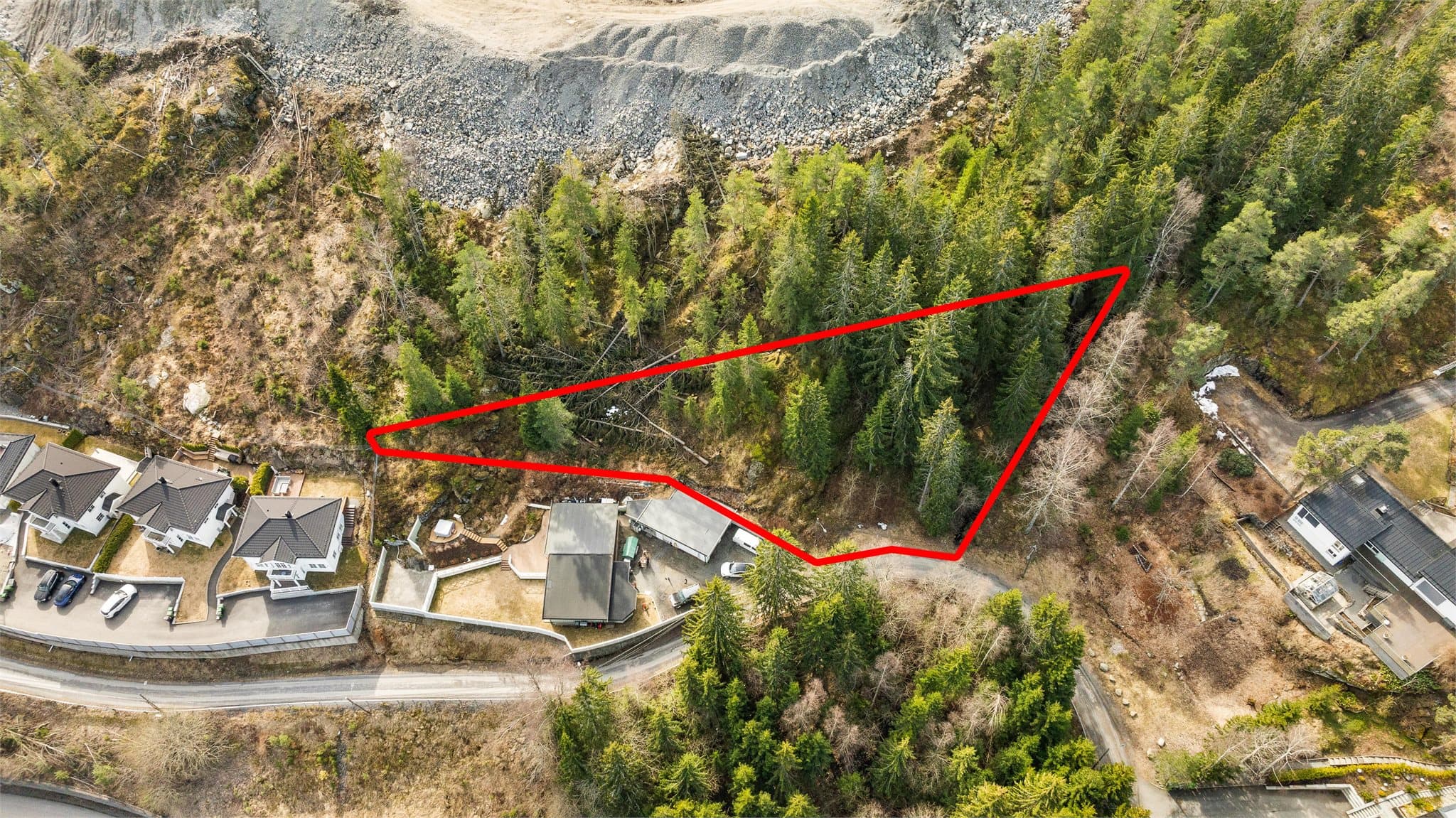 Kirkebyvegen 69 er en ubebygd råtomt i et attraktivt og veletablert boligområde på Kirkeby i Rælingen kommune.