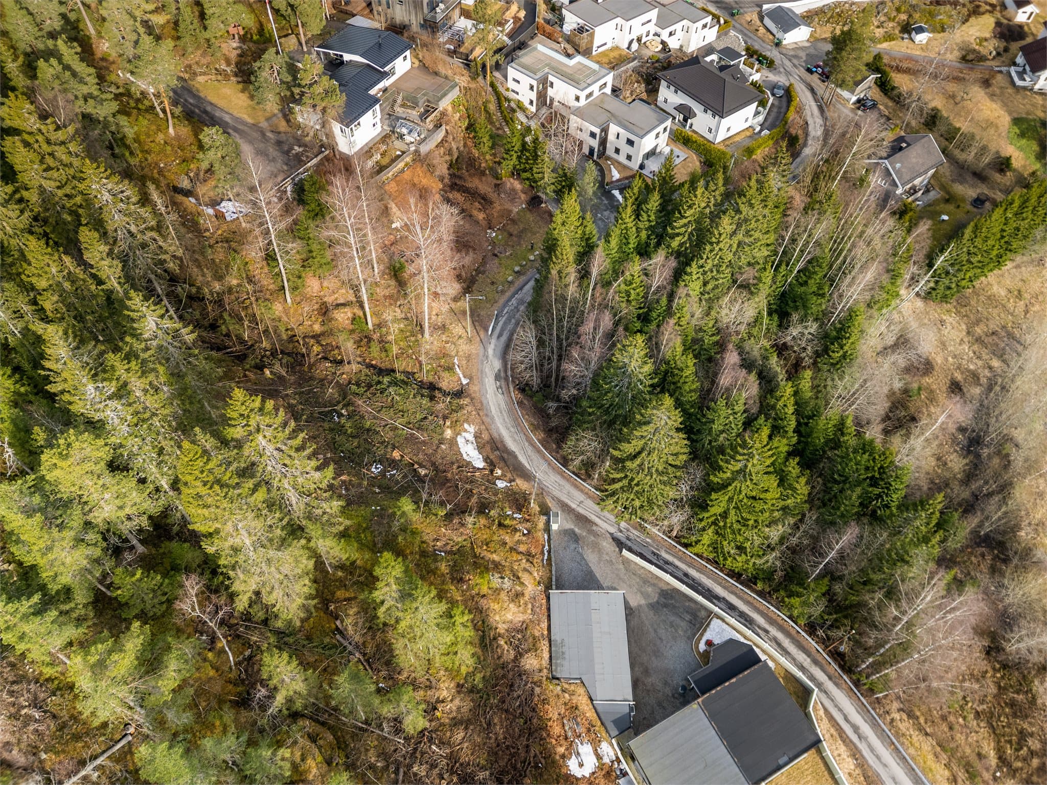 Området har en landlig karakter med både boligområder og natur, og det er nærhet til offentlig transport og hovedveier som gjør det attraktivt for både de som ønsker å bo på landet og de som trenger enkel tilgang til Oslo og andre nærliggende byer.