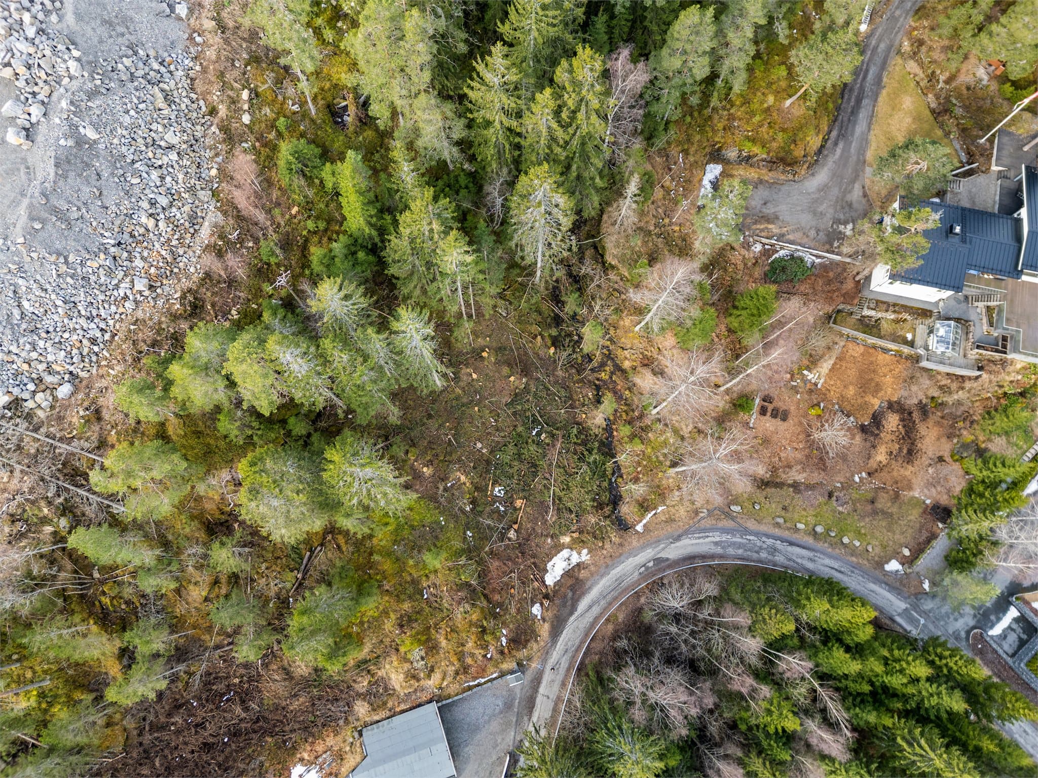 Kirkebyvegen 69 er en ubebygd råtomt i et attraktivt og veletablert boligområde på Kirkeby i Rælingen kommune.