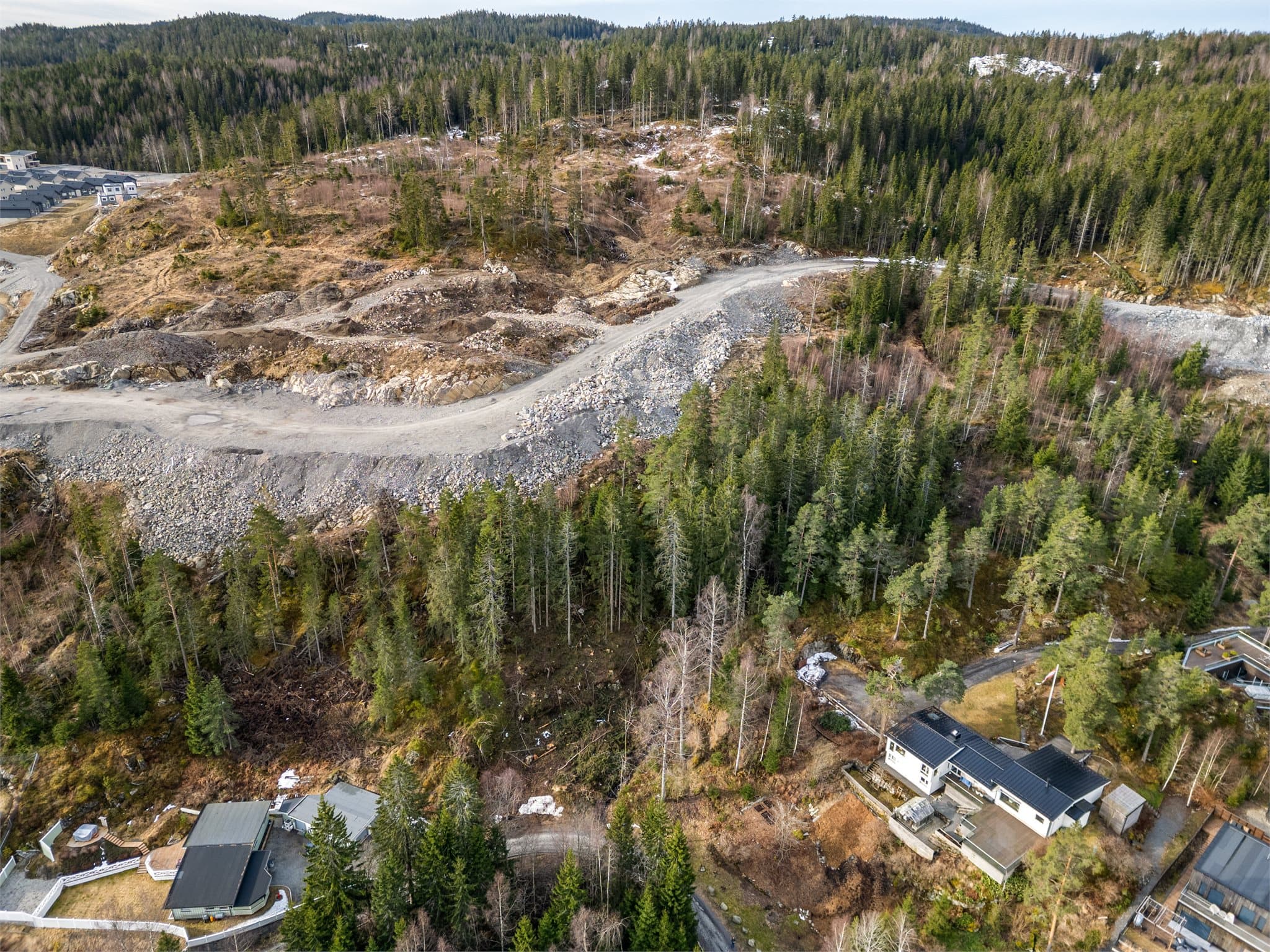 Emera Eiendomsmegling v/Solveig Granlund har gleden av å presentere Kirkebyvegen 69, en ubebygd råtomt i et attraktivt og veletablert boligområde på Kirkeby i Rælingen kommune. Foto: Heidi Hexeberg Larsen.