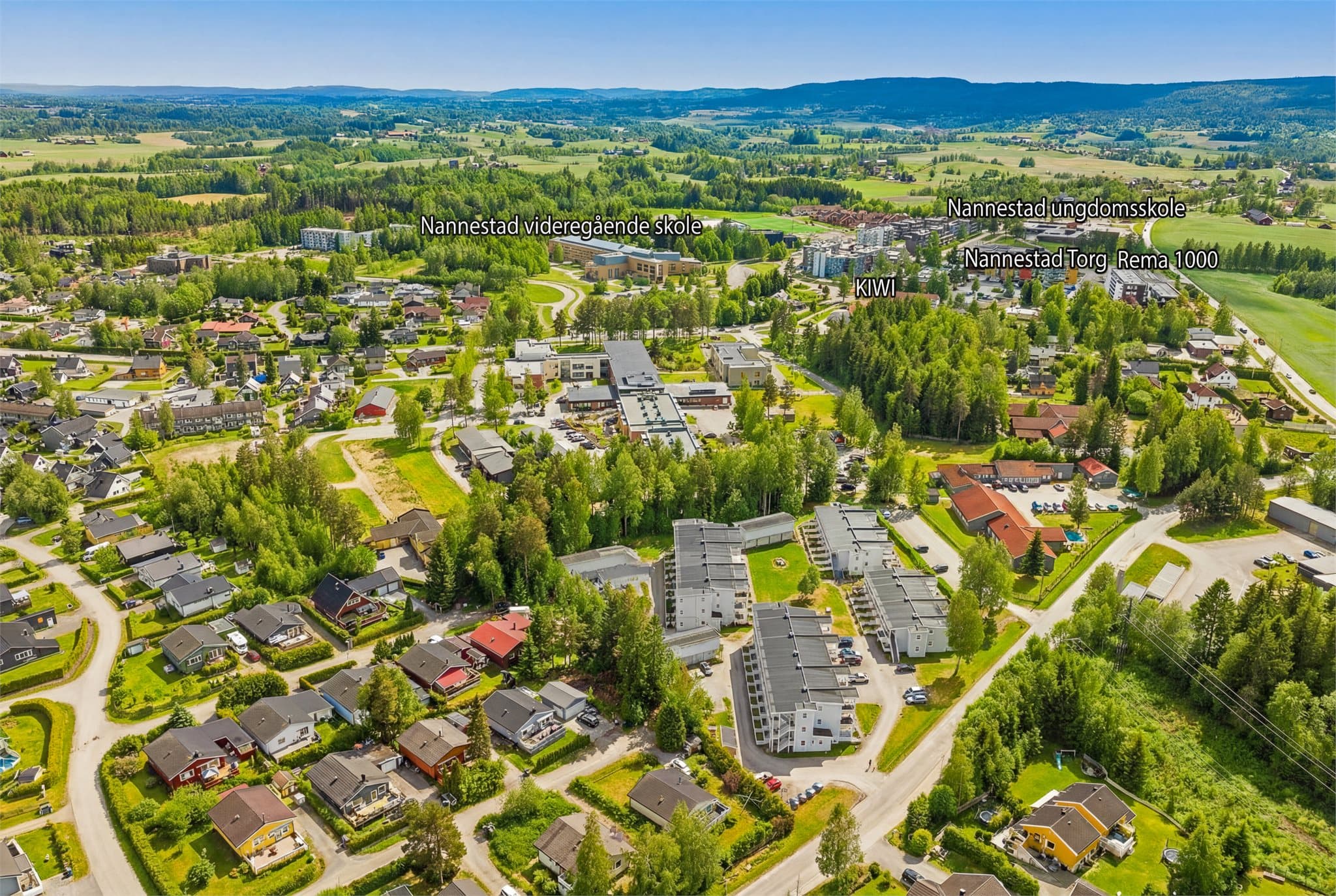 Leiligheten har en svært sentral beliggenhet med umiddelbar nærhet til alt Nannestad sentrum har å by på.